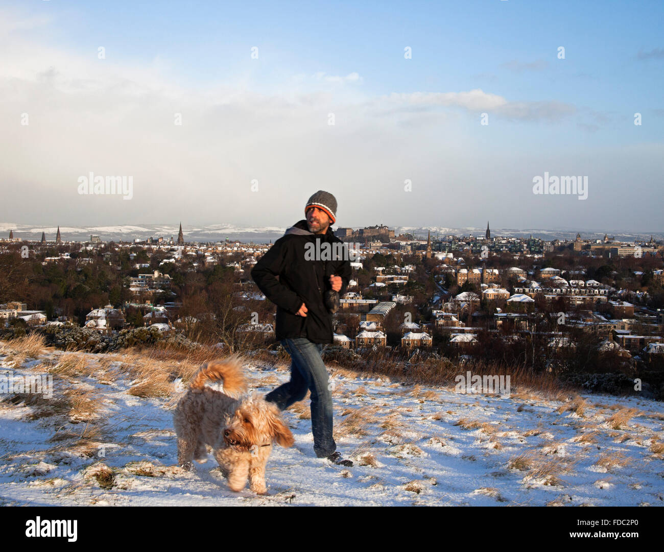 Edimburgo, Scozia, Regno Unito, 30 gennaio 2016. In primo luogo completare la copertura di neve in città questo inverno. Vista da Blackford Hill guardando verso il castello Foto Stock