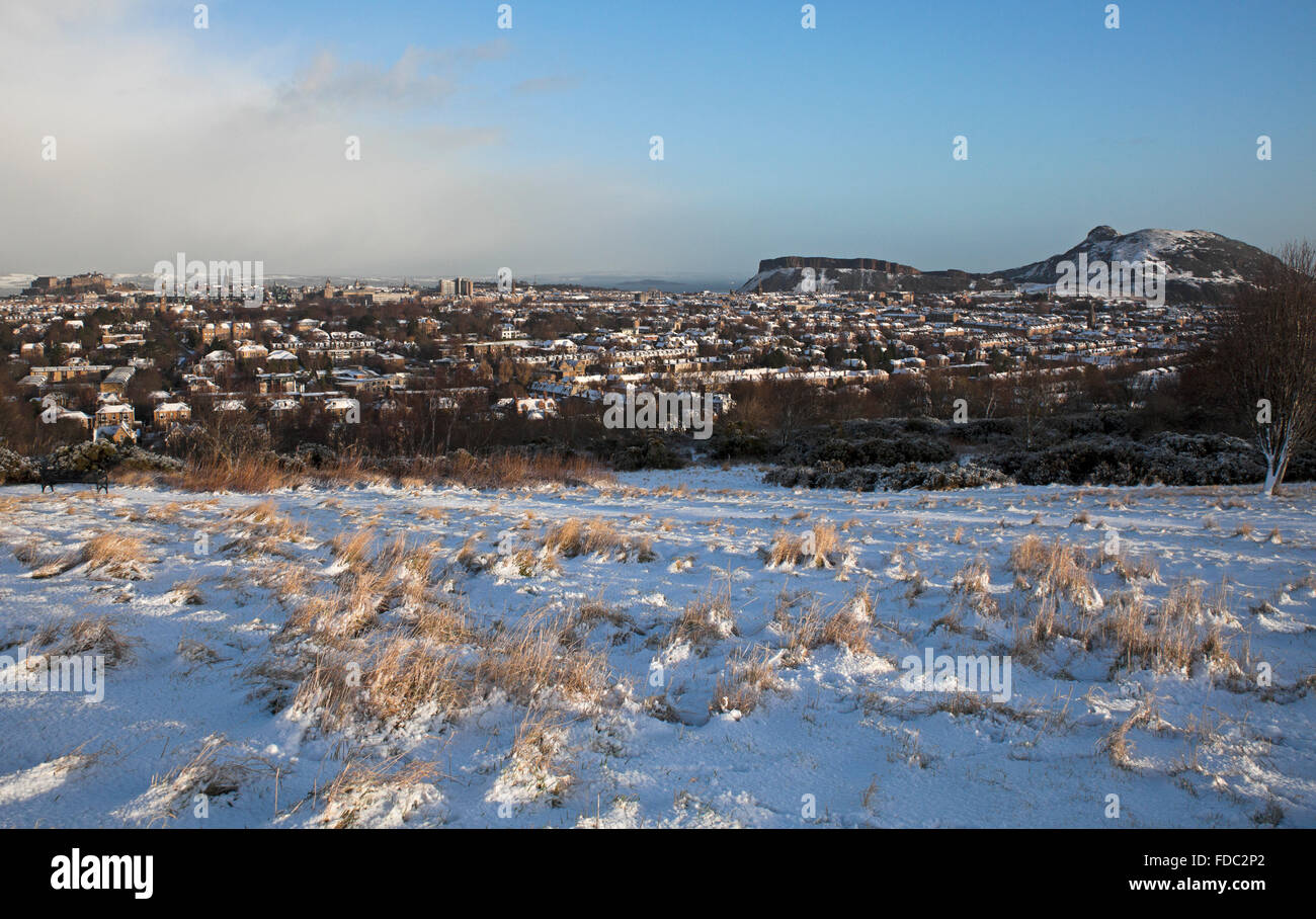 Edimburgo, Scozia, Regno Unito, 30 gennaio 2016. In primo luogo completare la copertura di neve in città questo inverno. Vista da Blackford Hill guardando verso il castello e l'Arthurs Seat. Foto Stock