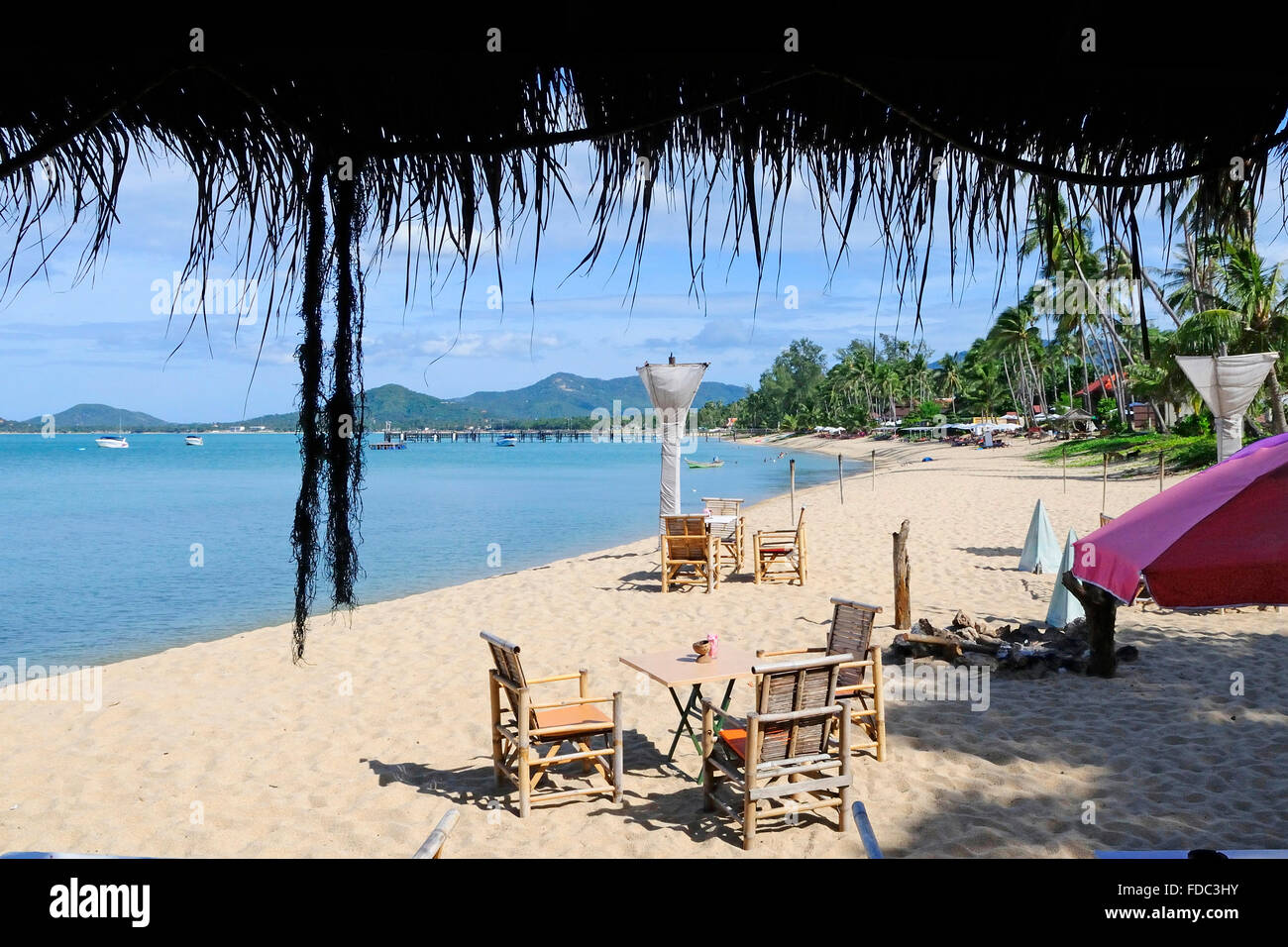 Una vista su Maenam Beach, Koh Samui, Surat Thani Provincia, Thailandia, Sud-est asiatico, Foto Stock
