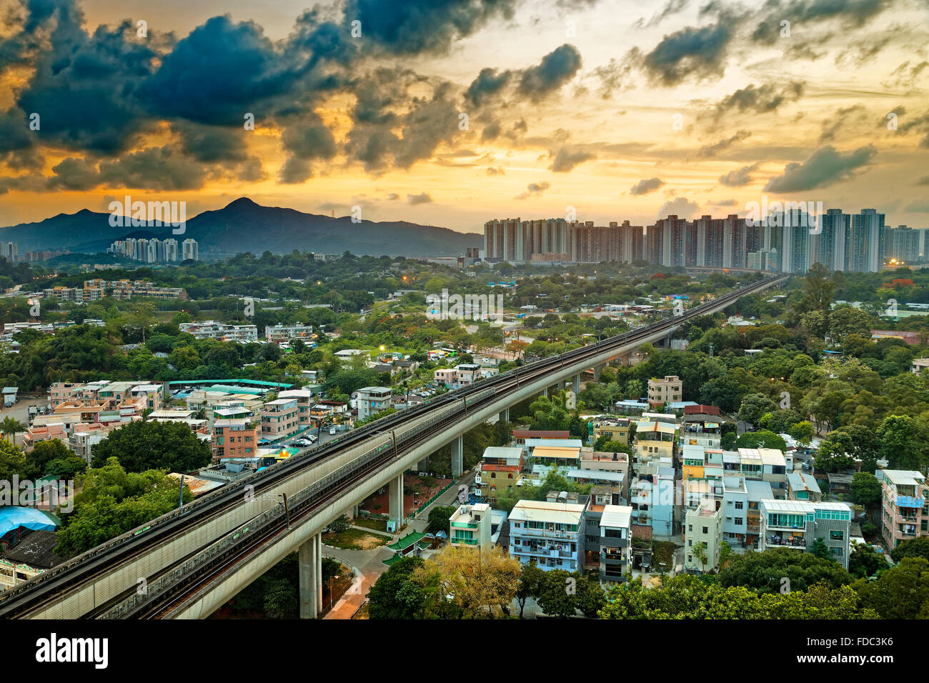 Hong kong cityspace e treno veloce al tramonto Foto Stock