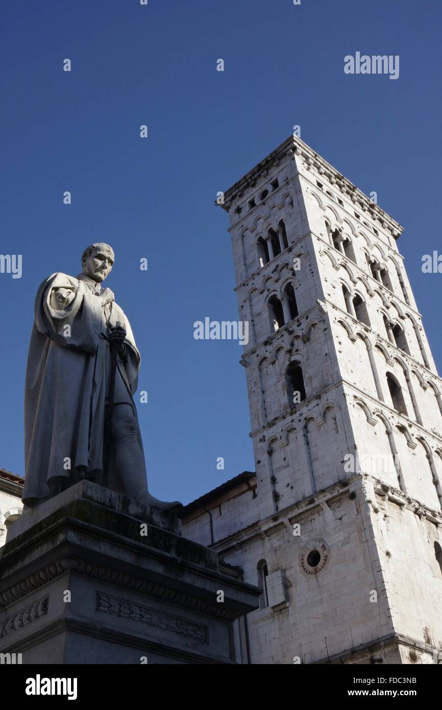 Statua di fronte alla Chiesa di San Michele in Foro chiesa Foto Stock