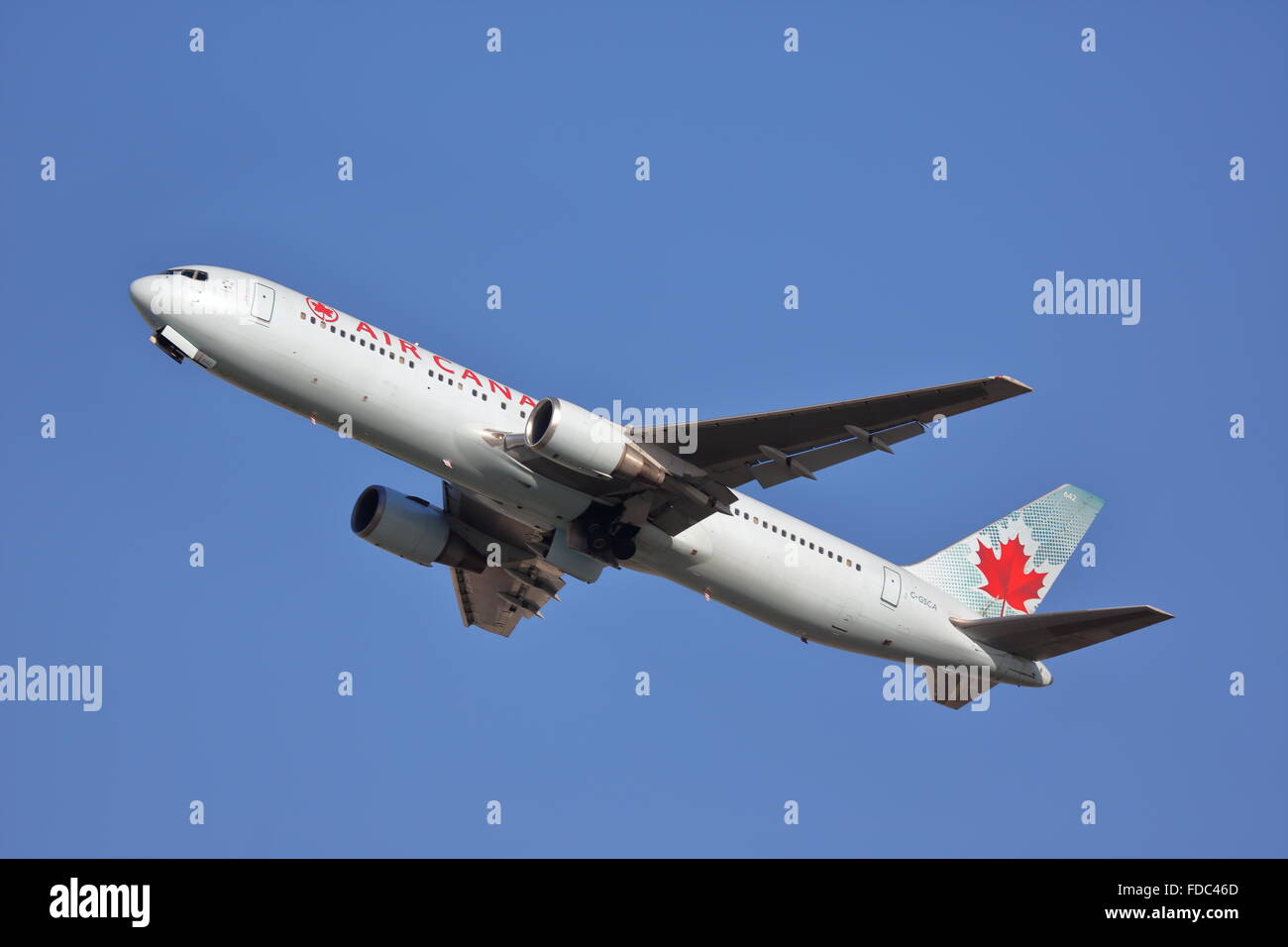 Air Canada Boeing 767-300ER C-GSCA uscire dall'Aeroporto Heathrow di Londra, Regno Unito Foto Stock