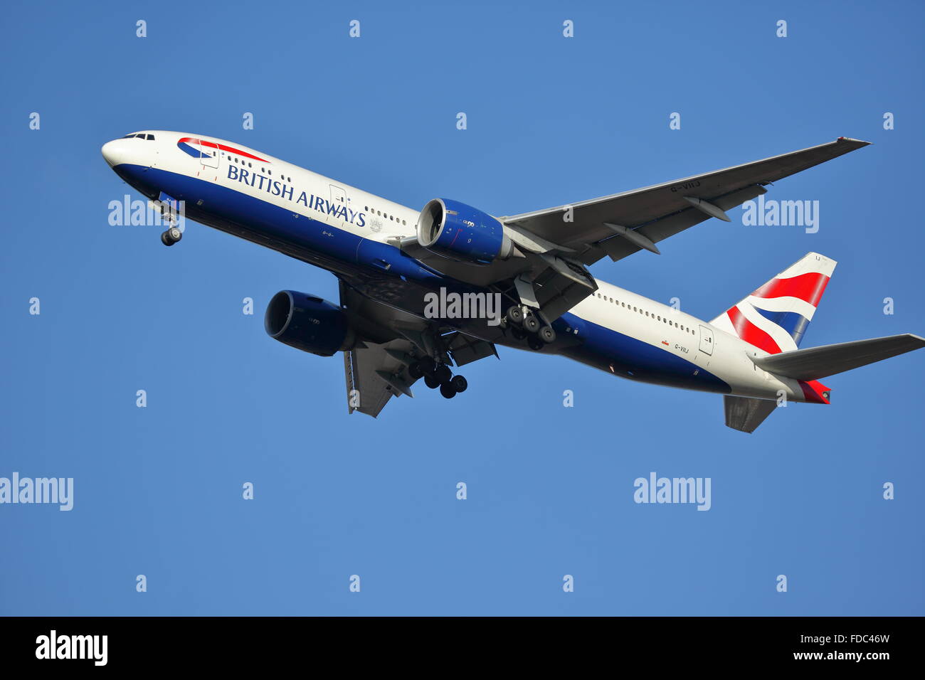 British Airways Boeing 777-200 ER G-VII j l'atterraggio all'Aeroporto Heathrow di Londra, Regno Unito Foto Stock