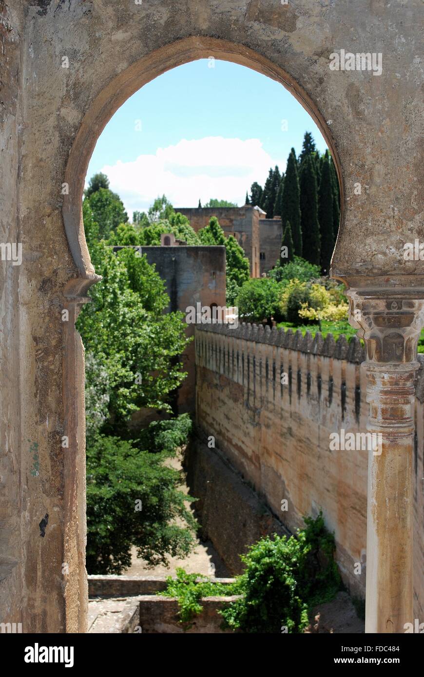 Vista verso la Torre del Cadi dalla Torre de los Picos (Torre dei picchi), Palazzo della Alhambra di Granada, Spagna. Foto Stock