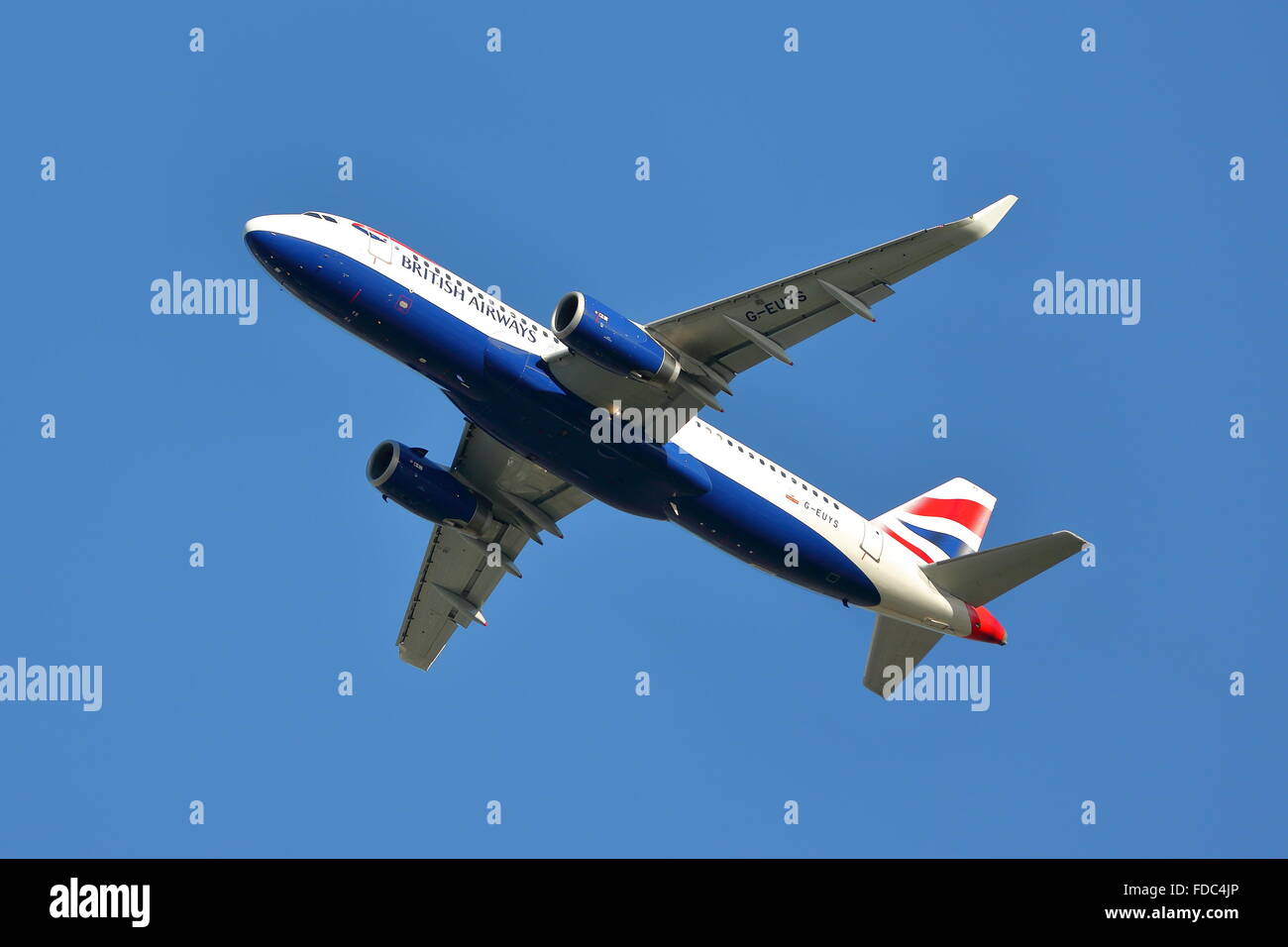 British Airways Airbus 320-200(WL) G-EUYS uscire dall'Aeroporto Heathrow di Londra, Regno Unito Foto Stock