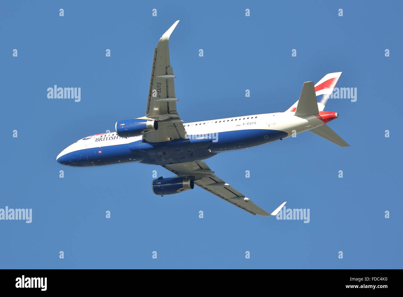 British Airways Airbus 320-200(WL) G-EUYS uscire dall'Aeroporto Heathrow di Londra, Regno Unito Foto Stock