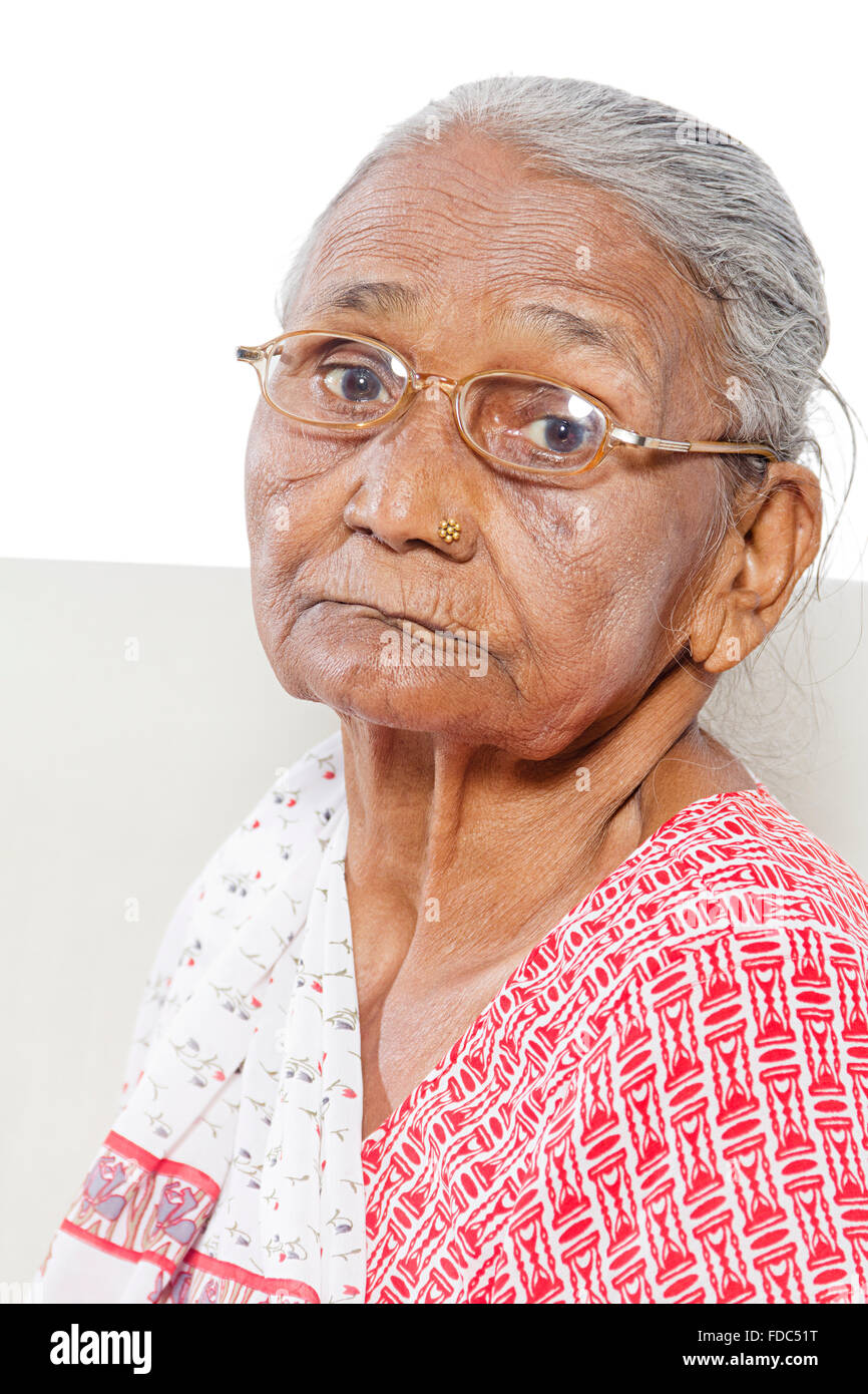 1 adulti senior donna seduta divano gravi Foto Stock