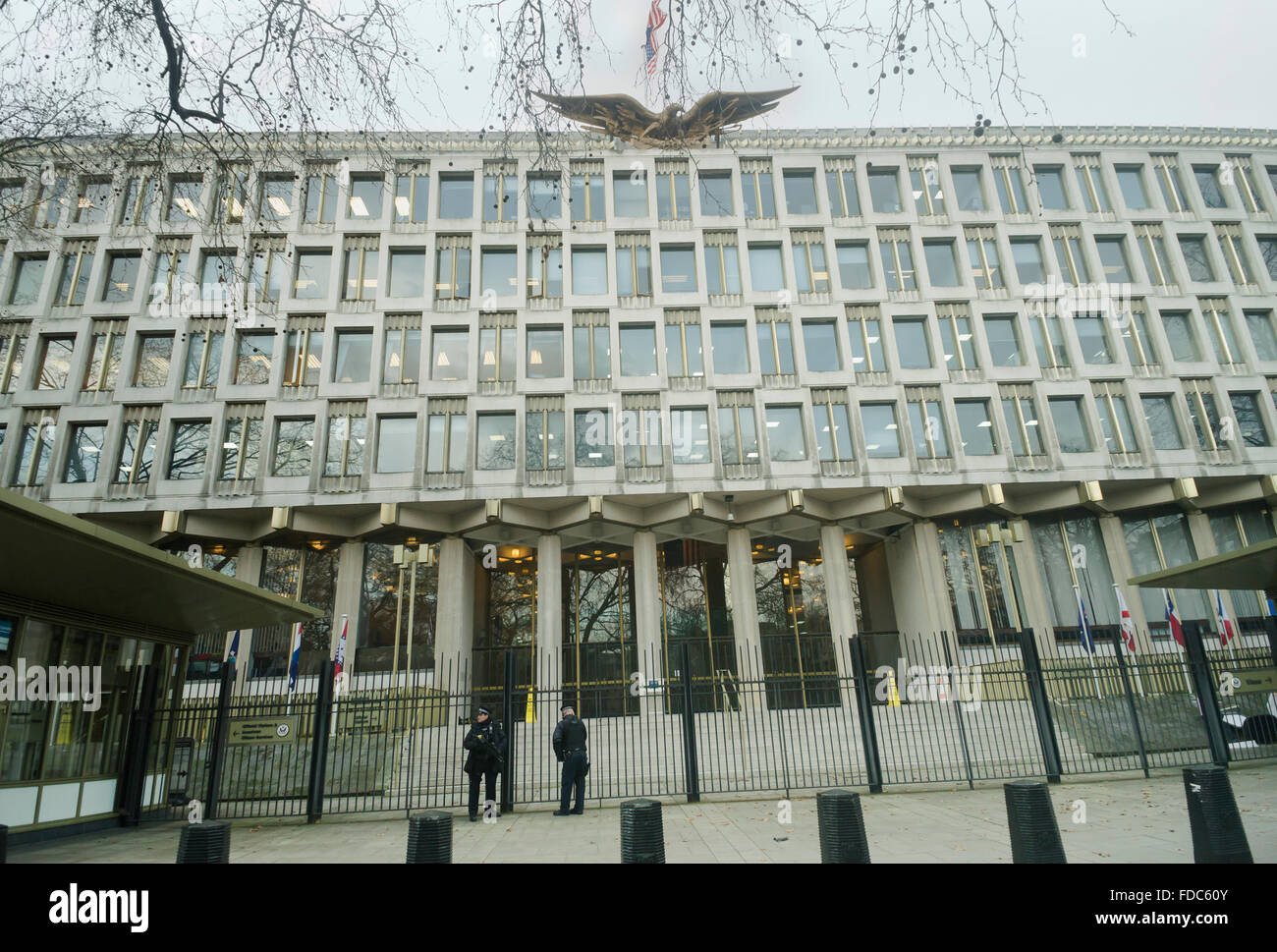 Vista dell'ingresso anteriore e la facciata dell'Ambasciata americana in Grosvenor Square London W1.UK. Foto Stock