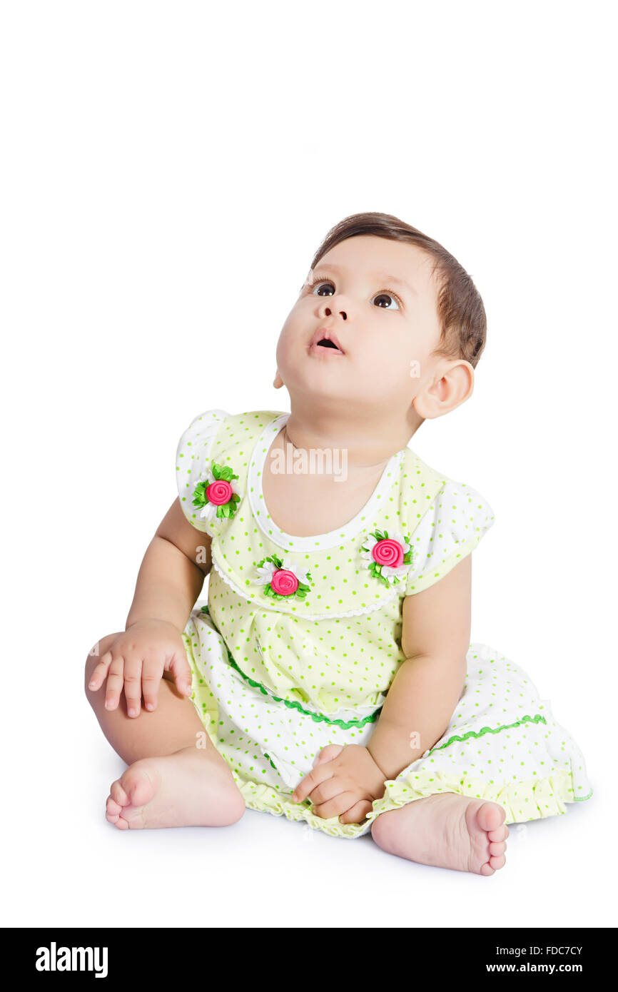 1 bambino Baby ragazza seduta alla ricerca fino a guardare Foto Stock