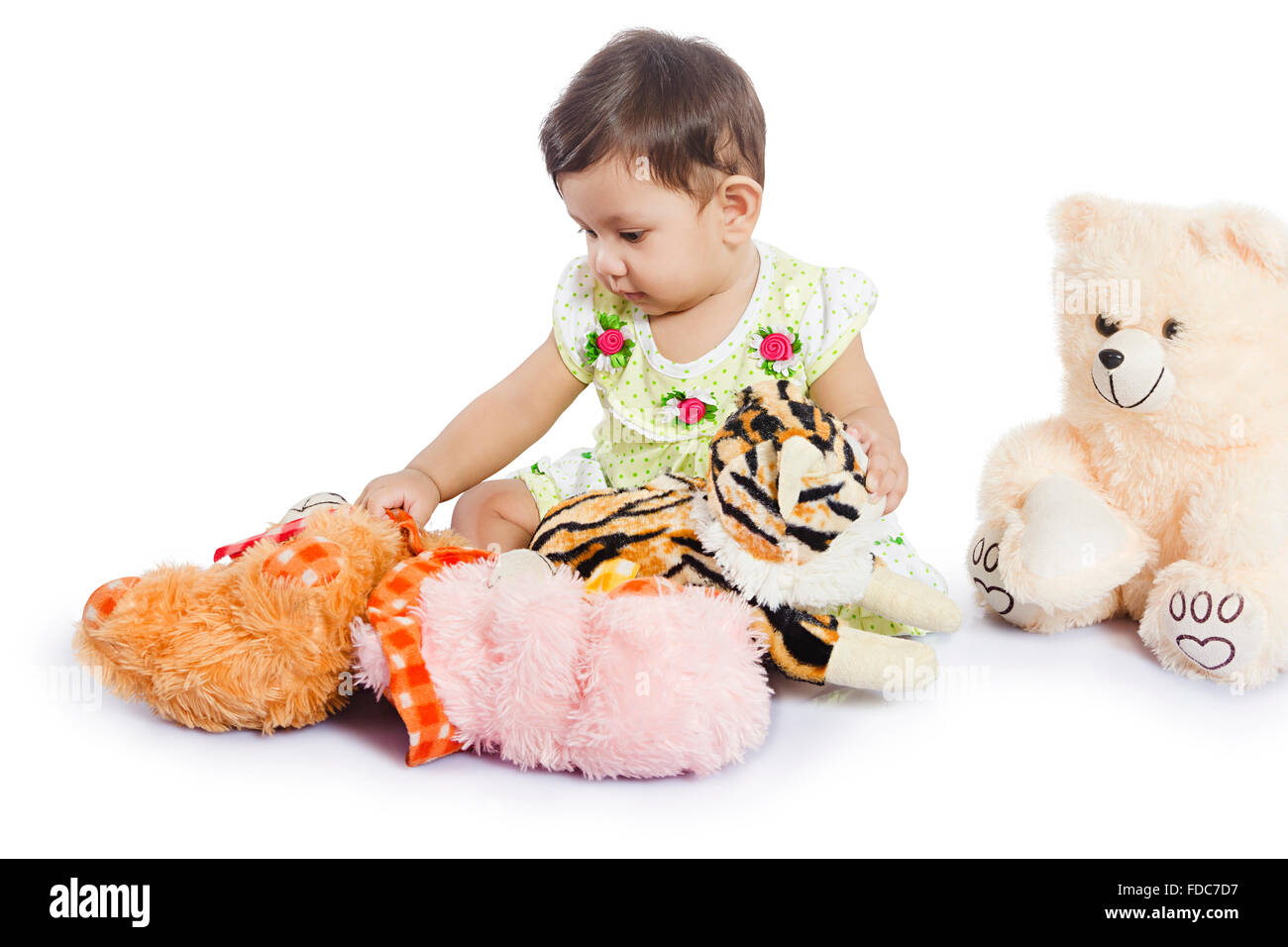 1 bambino Baby ragazza seduta la riproduzione di giocattoli imbottiti Foto Stock