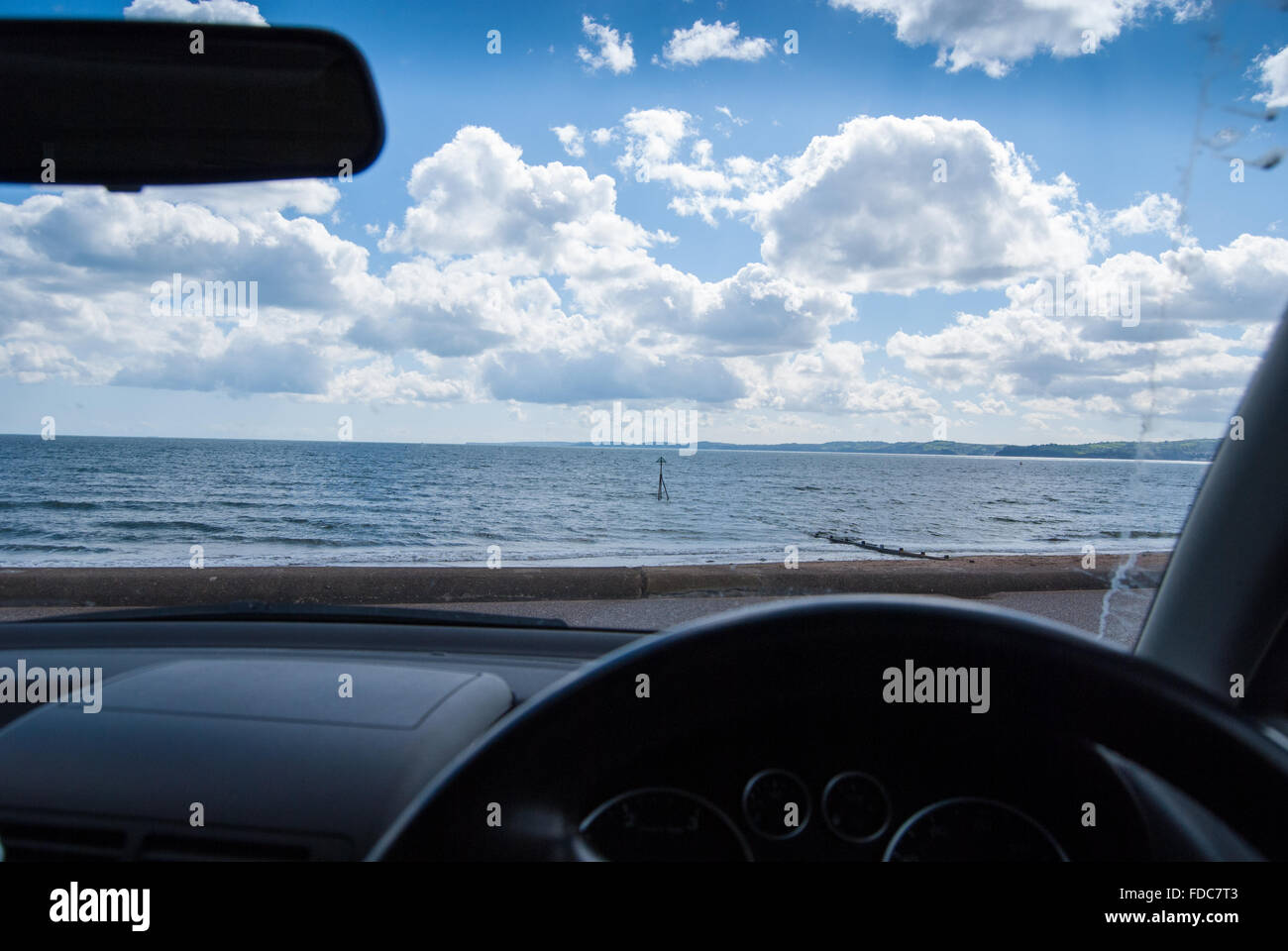 Vista dall'interno di un automobile sopra la spiaggia e il mare a Exmouth Devon, Inghilterra, Regno Unito. ++rilascio di proprietà può essere resa disponibile++ Foto Stock
