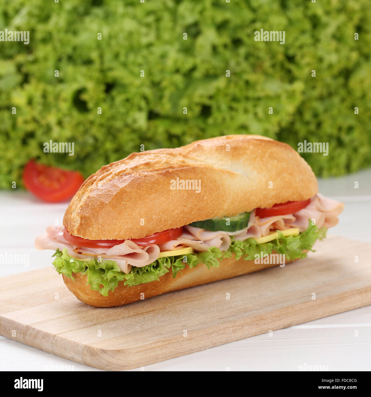 Mangiare sano sub deli sandwich baguette con prosciutto e formaggio, pomodori e lattuga Foto Stock