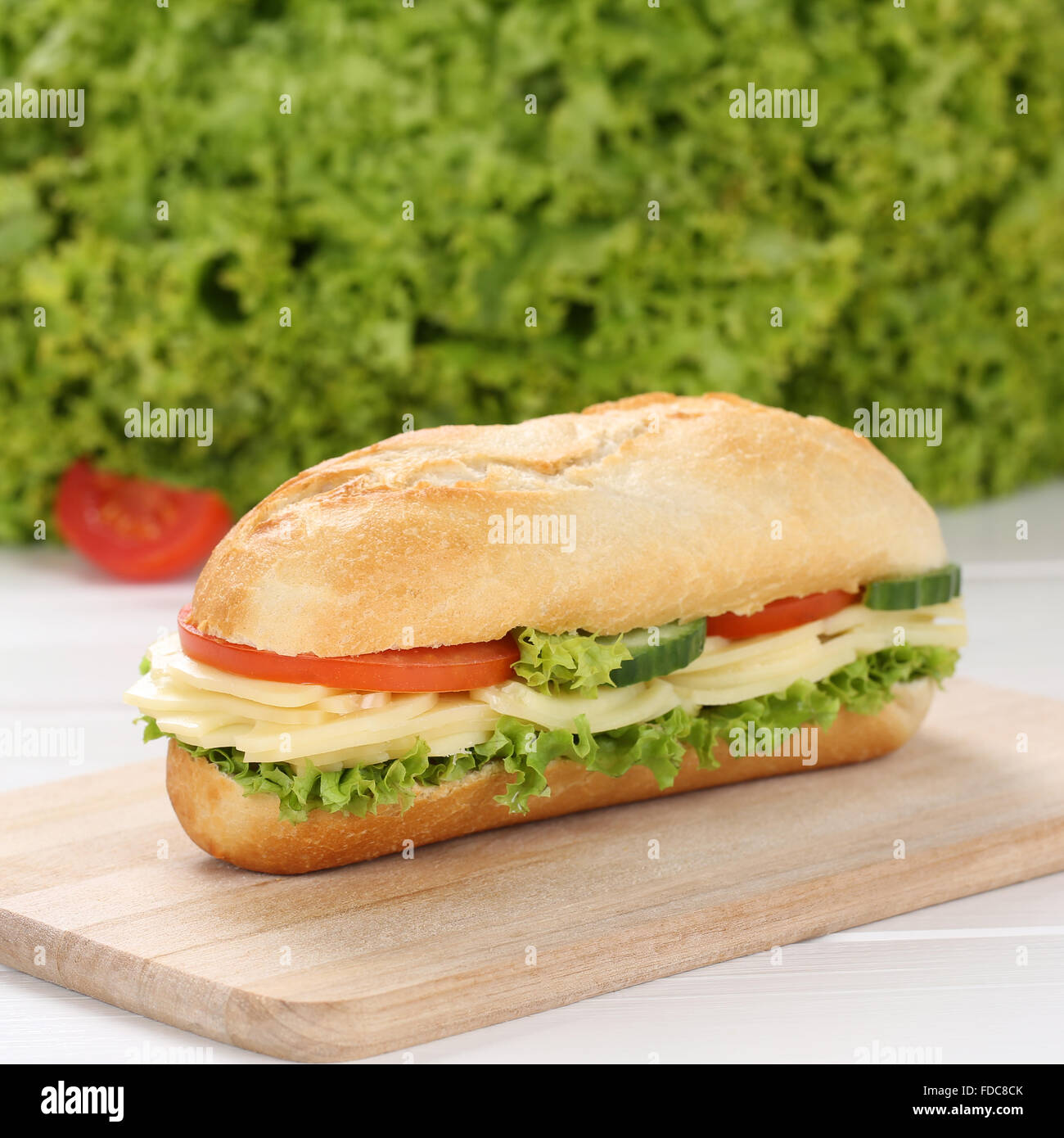 Mangiare sano sub deli sandwich baguette con formaggio, pomodori e lattuga Foto Stock