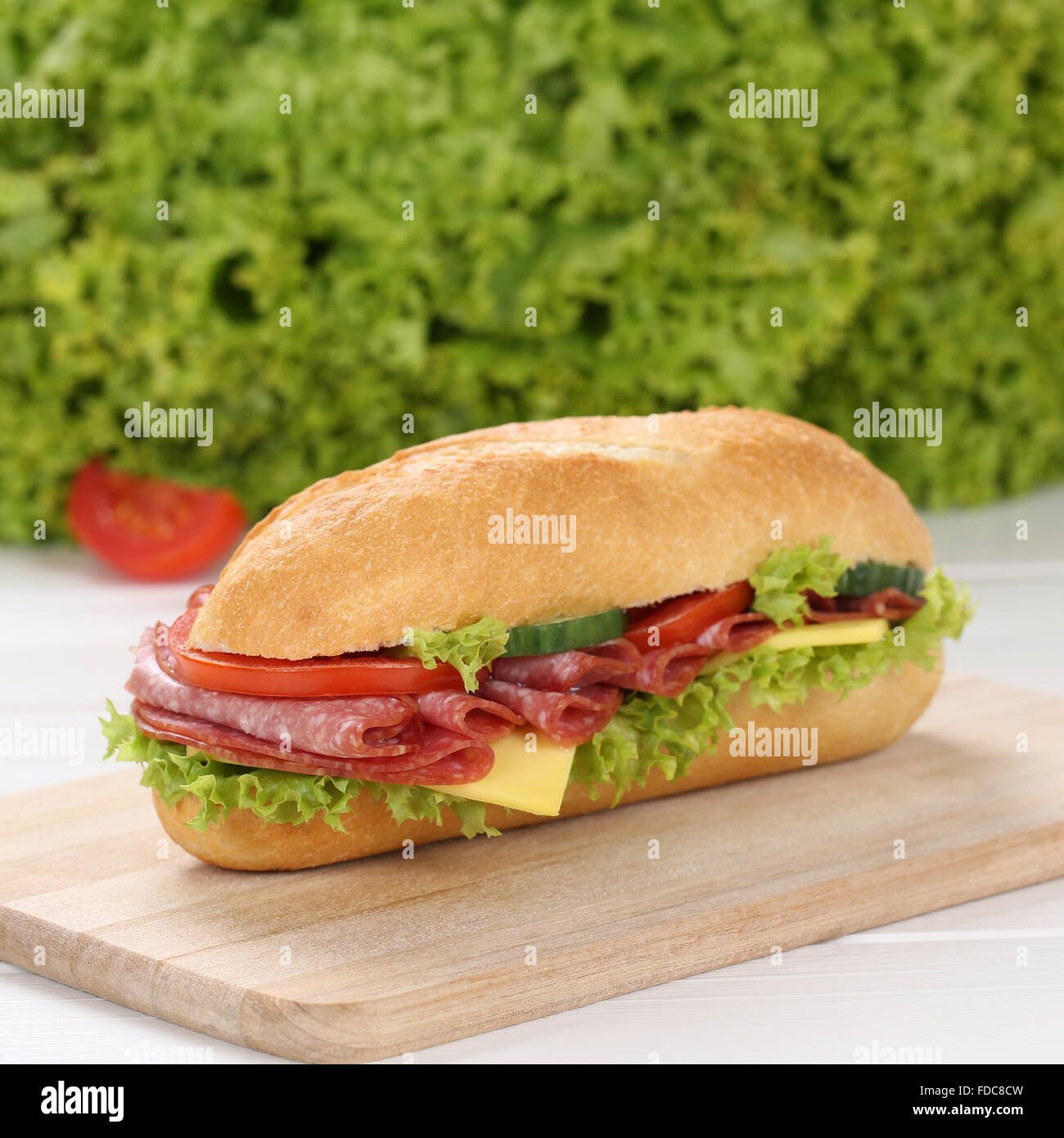 Mangiare sano sub deli sandwich baguette con salame, formaggio, pomodori e lattuga Foto Stock