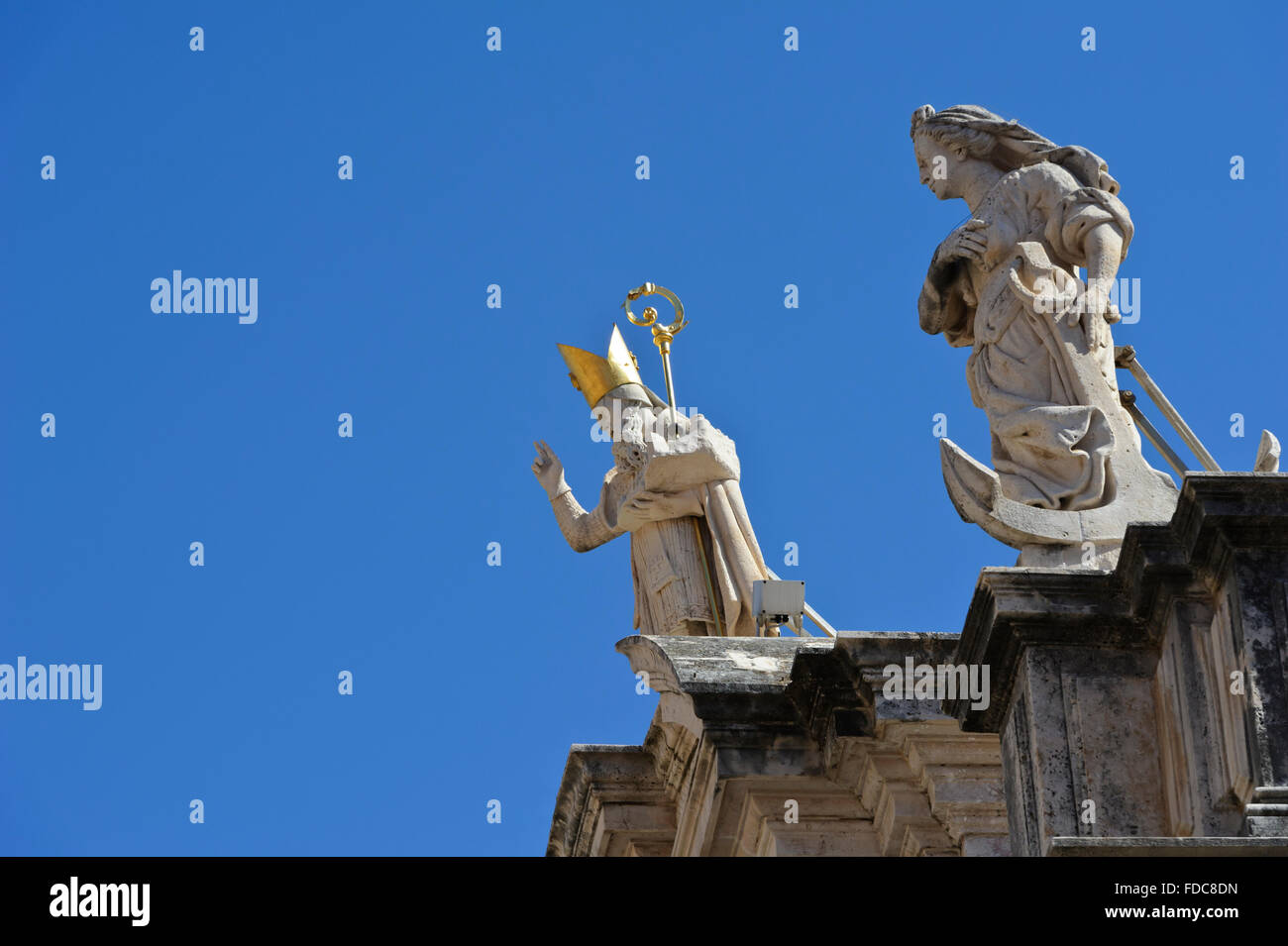 La statua di San Biagio sul tetto di San Biagio Chiesa nella Città Vecchia, Dubrovnik, Croazia. Foto Stock