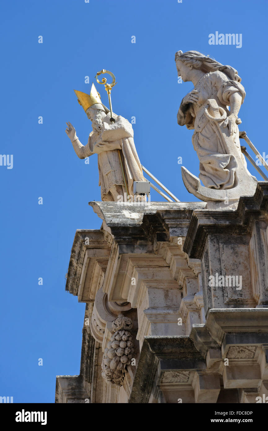 La statua di San Biagio sul tetto di San Biagio Chiesa nella Città Vecchia, Dubrovnik, Croazia. Foto Stock