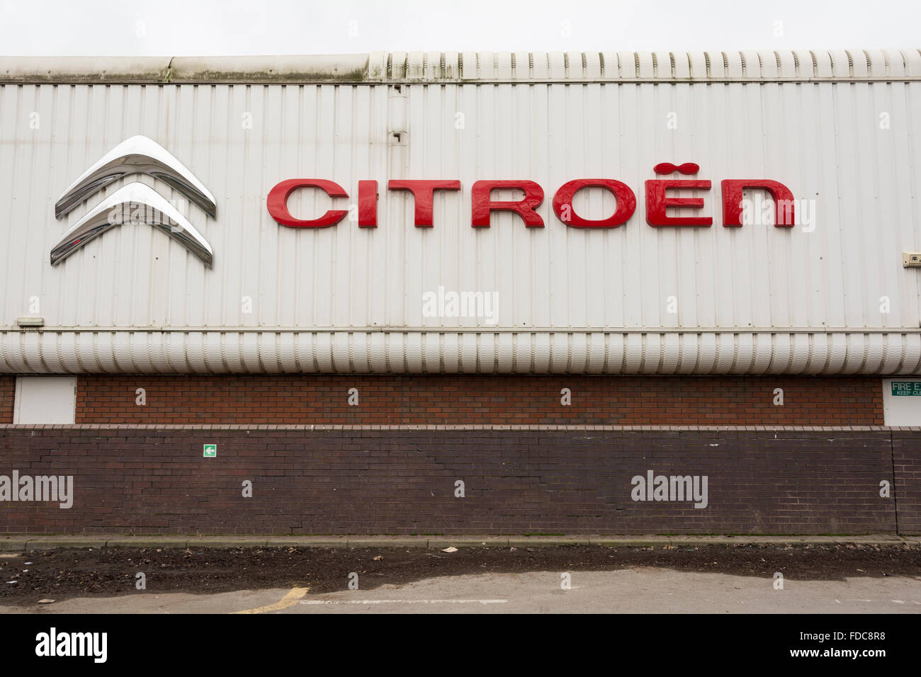 Weathered Citroen logo su garage in Chiswick a Londra, Regno Unito Foto Stock