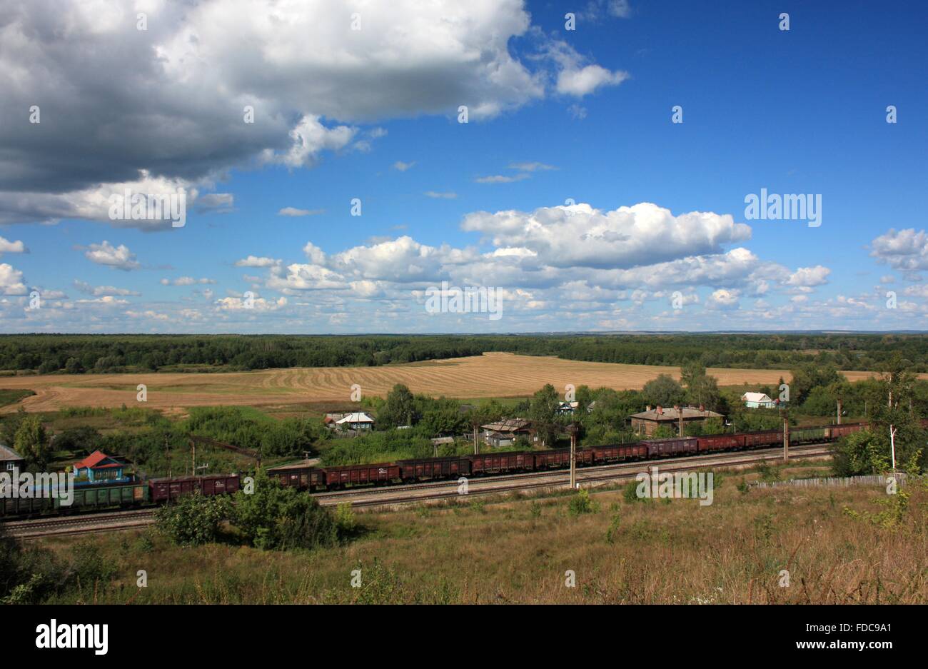 Paesaggio rurale con un convoglio ferroviario. Russia, Nizhny Novgorod Foto Stock