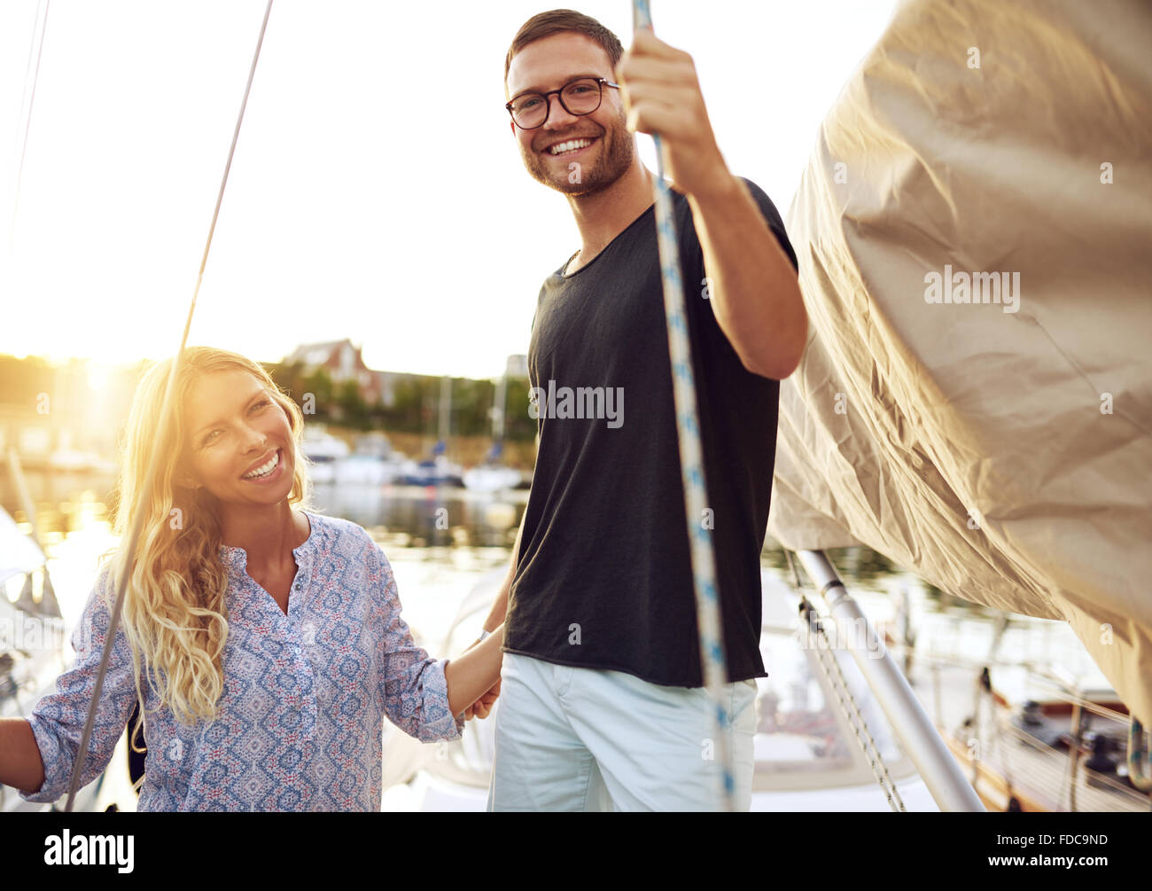 Giovane ha acquistato una barca, sorridente alla fotocamera, facoltoso giovane Foto Stock