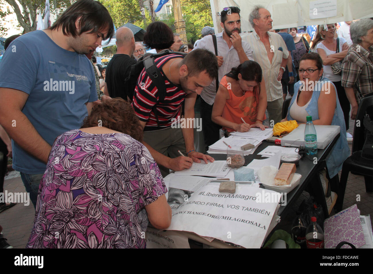 Buenos Aires, Argentina. 29 gen, 2016. Persone campeggio in Plaza de Mayo di fronte alla Casa Rosada sostenendo gratuitamente di attivista sociale Milagro Sala detenuti in Jujuy. Credito: Néstor J. Beremblum/Alamy Live News Foto Stock