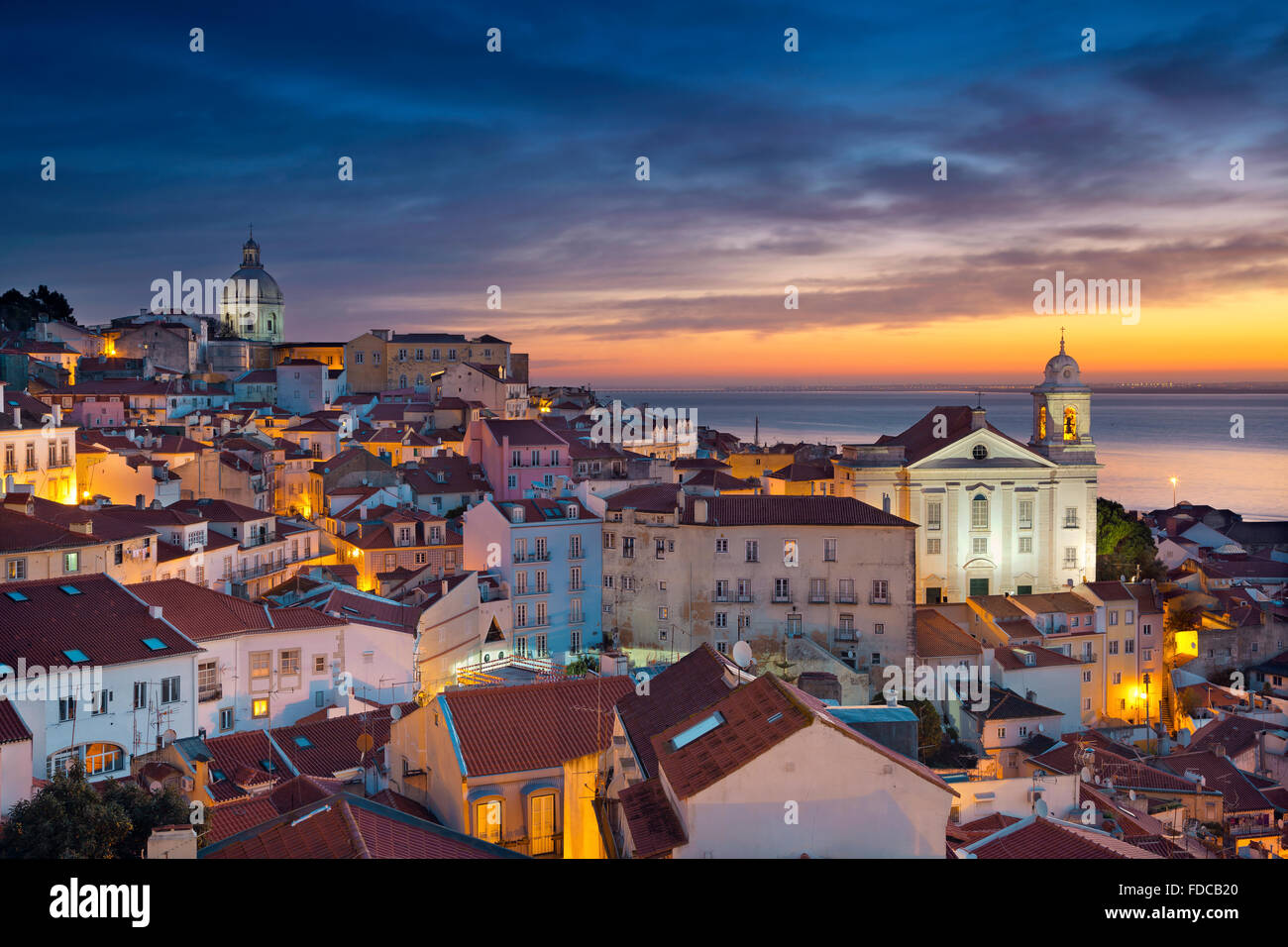 Lisbona. Immagine di Lisbona, Portogallo durante la drammatica sunrise. Foto Stock