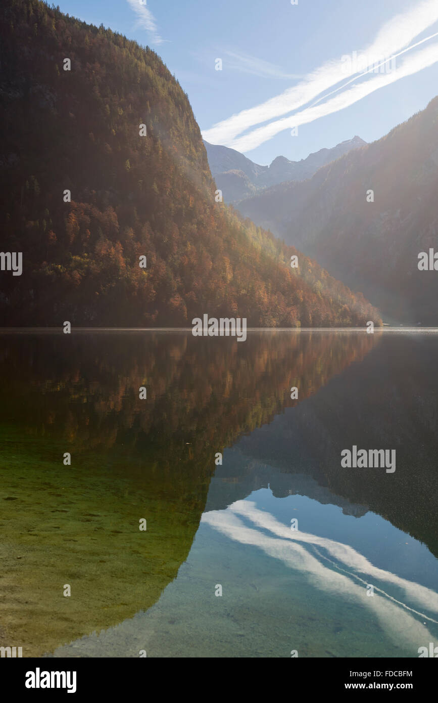 Foresta di autunno riflesso da calmo lago Königsee nelle montagne di Berchtesgaden e il parco nazionale,Baviera,Germania Foto Stock