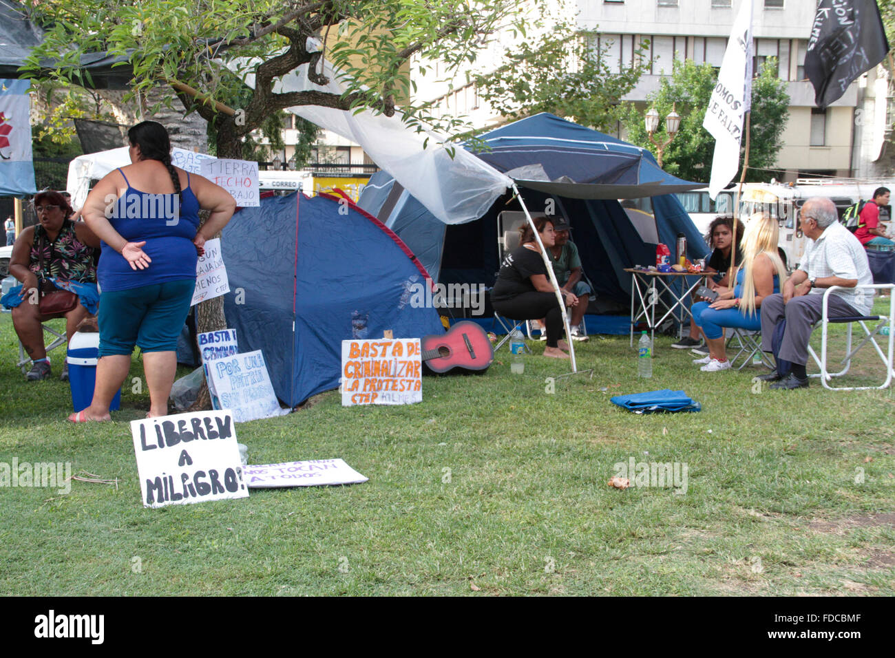 Buenos Aires, Argentina. 29 gen, 2016. Persone campeggio in Plaza de Mayo di fronte alla Casa Rosada sostenendo gratuitamente di attivista sociale Milagro Sala detenuti in Jujuy. Credito: Néstor J. Beremblum/Alamy Live News Foto Stock