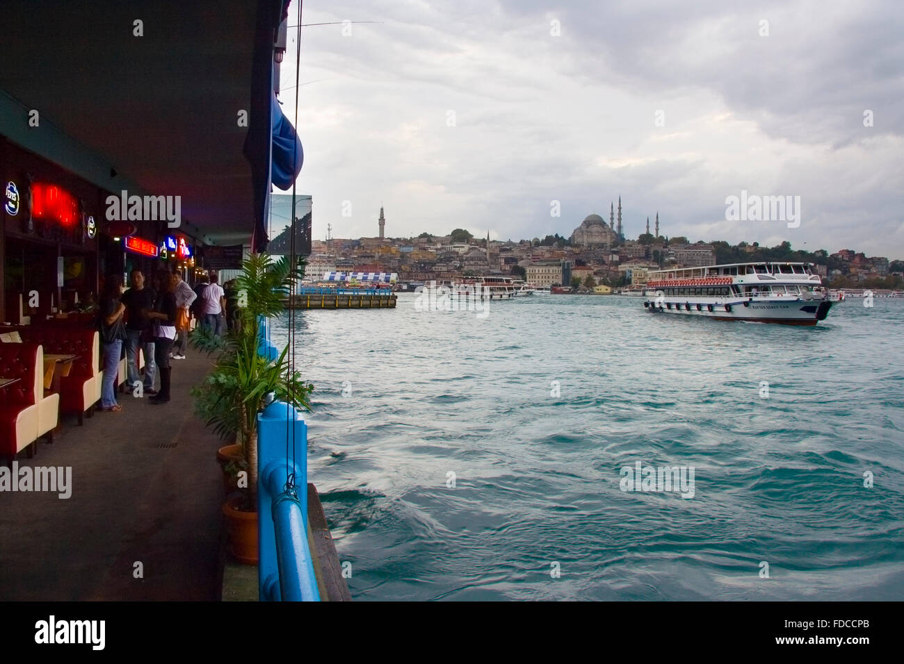 ISTANBUL, Turchia - SETTEMBRE 8: la gente parlare sotto il ponte Galata mentre le barche in esecuzione accanto a loro a settembre 8, 2009 a Istanbul, Foto Stock