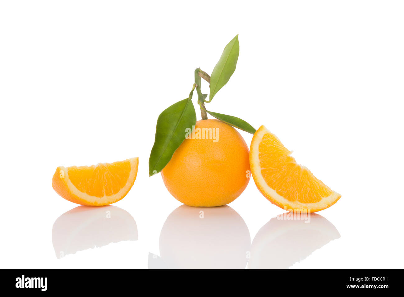 Tutto delizioso arance con foglie e fette isolati su sfondo bianco. La frutta sana mangiare. Foto Stock
