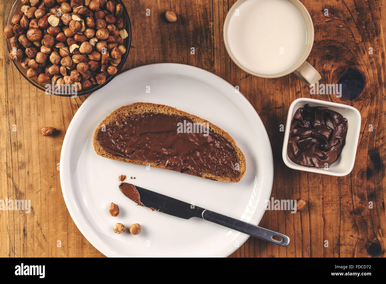 Torrone di nocciole crema diffusione su fetta di pane, dolce leccornia per la cena. Foto Stock