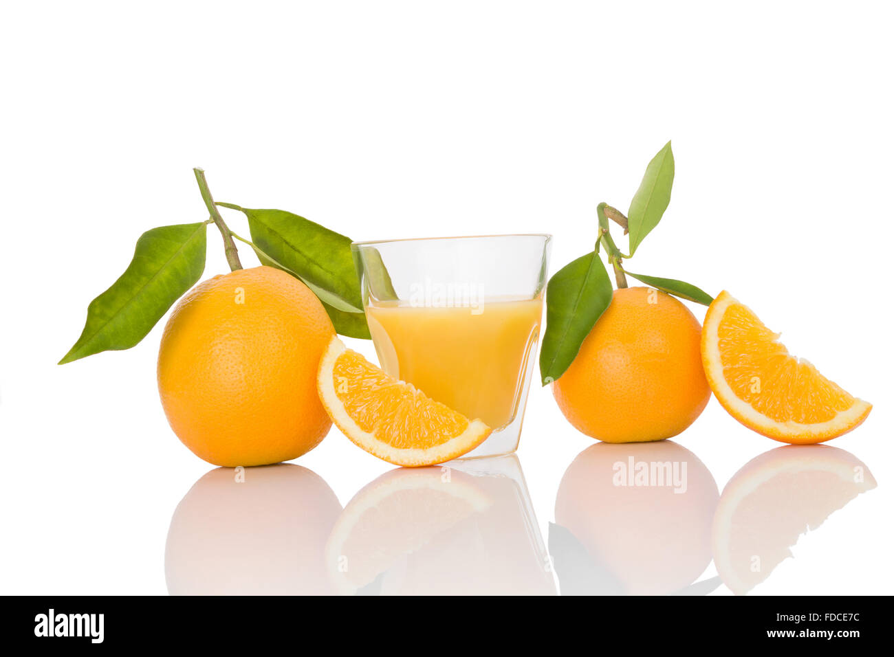 Tutto delizioso arance con foglie e fette isolati su sfondo bianco. La frutta sana mangiare. Foto Stock
