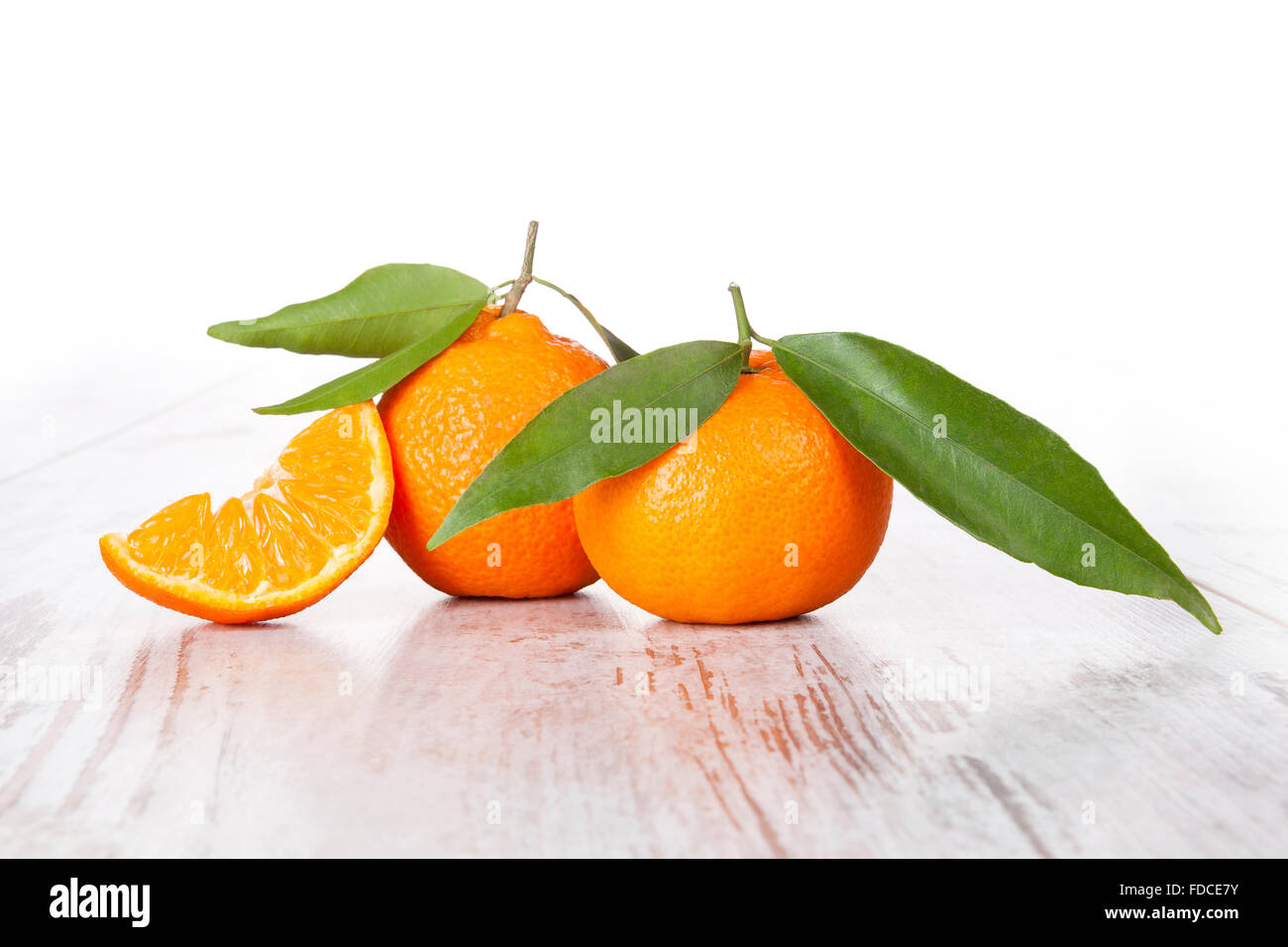 Mandarine frutto bianco su un tavolo di legno. Stile provenzale. Foto Stock