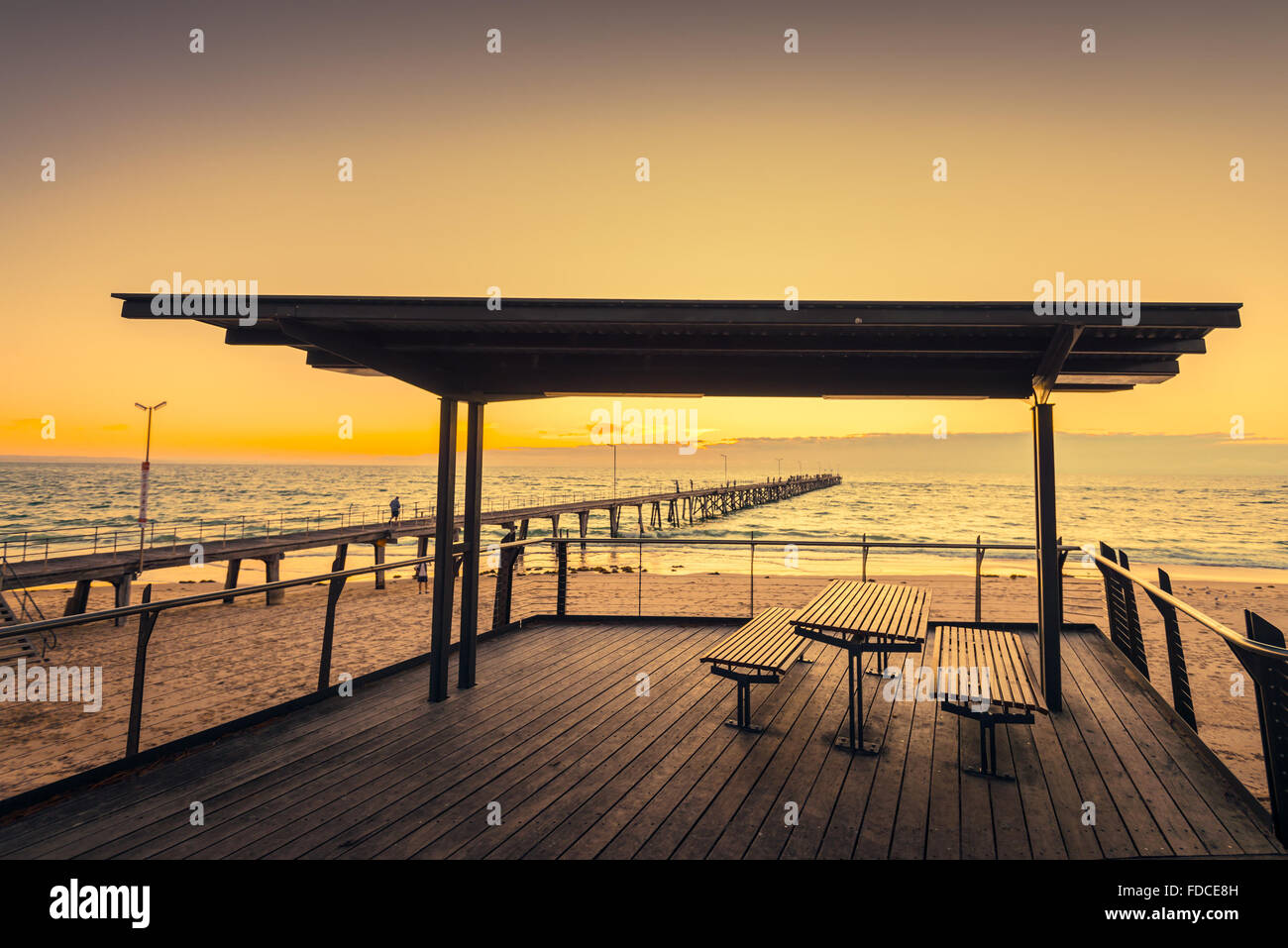 Tavolo da picnic a Port Noarlunga durante il tramonto, Sud Australia. Colore effetti tonificanti applicato Foto Stock