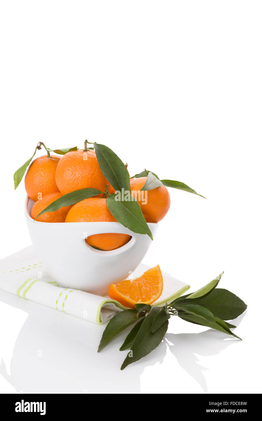 Fresche e mature mandarini nella ciotola bianco isolato su sfondo bianco. La frutta sana mangiare. Foto Stock