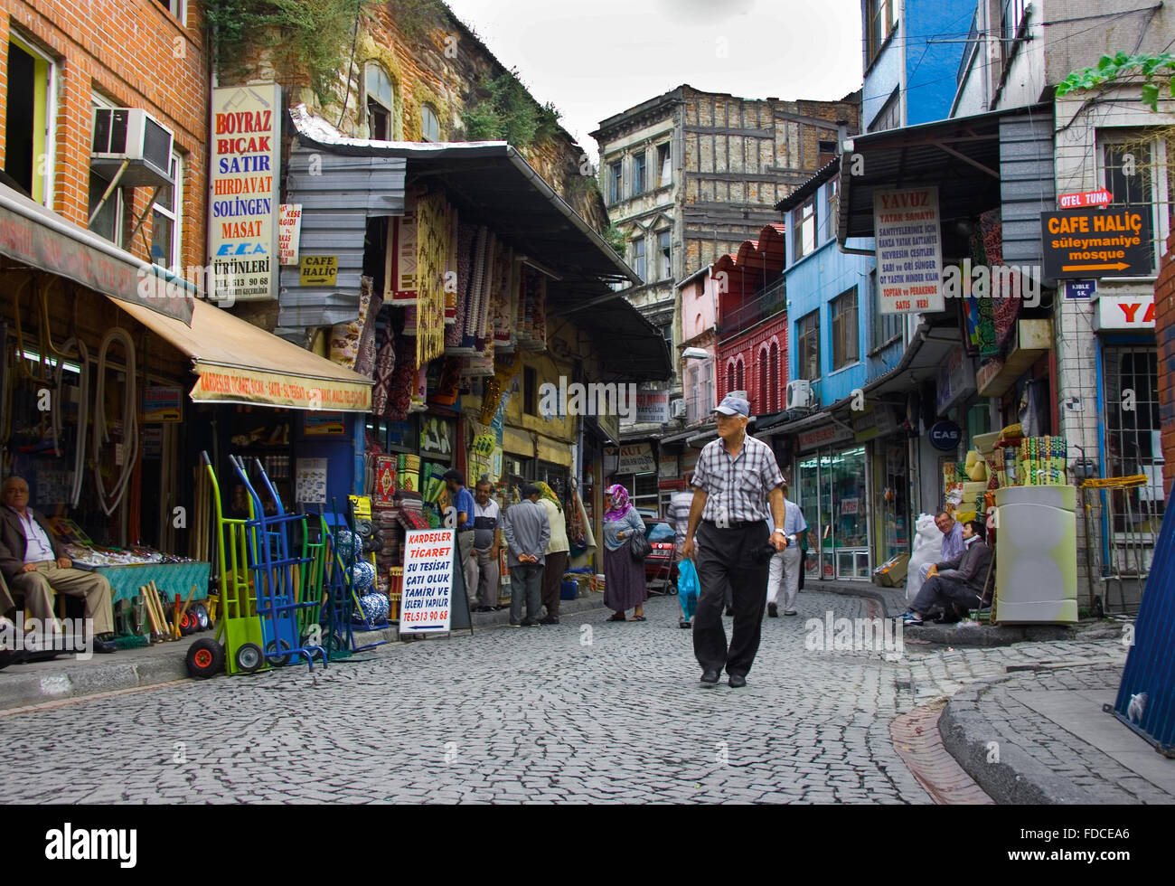ISTANBUL - sett 8: Persone shoppping al vecchio quartiere porto strade, Istanbul, Turchia 8 settembre 2009. Foto Stock