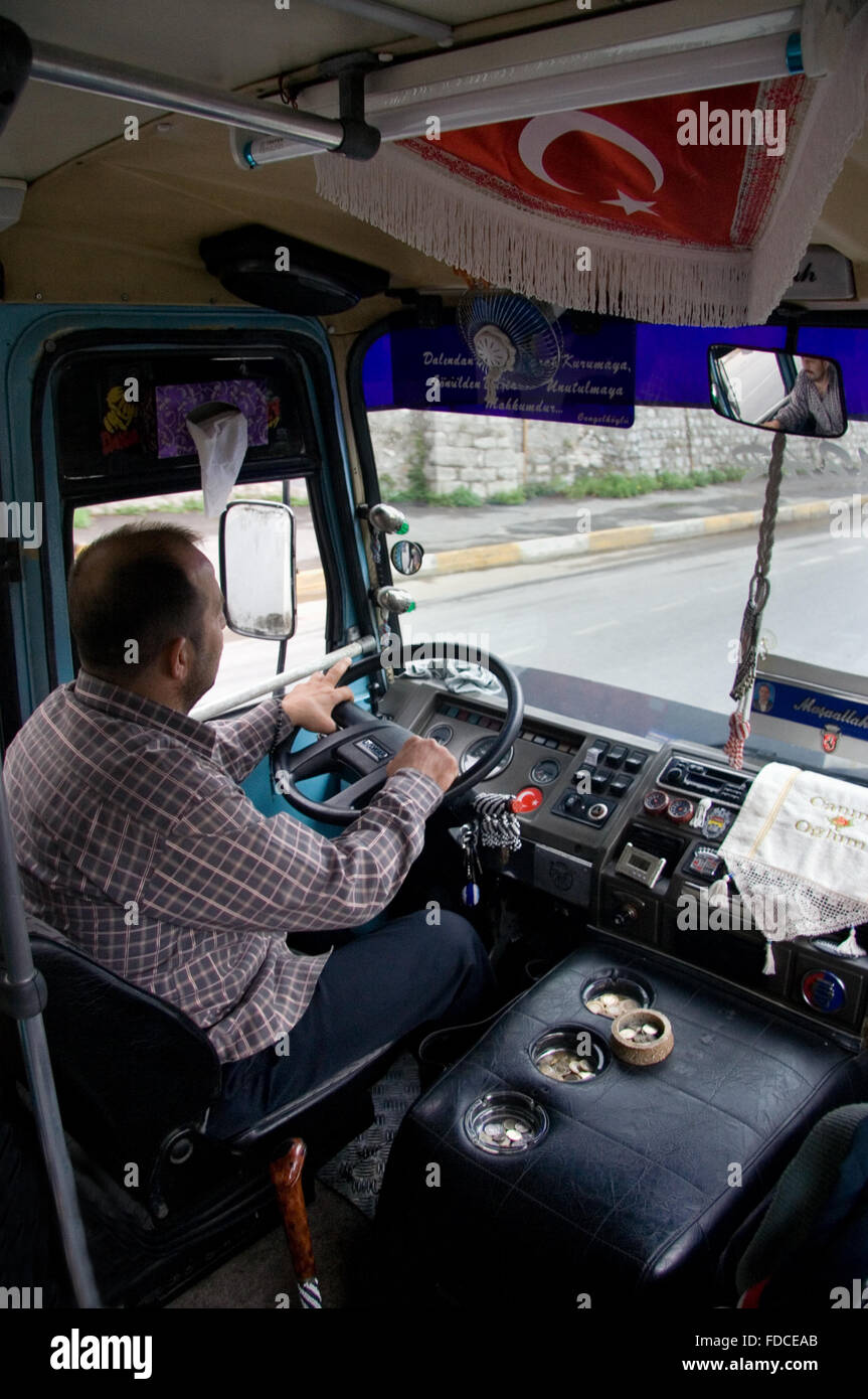 ISTANBUL, Turchia - SETTEMBRE 9: Bus conducente seduto sul suo bus sul banco da Uskudar distretto, a settembre 9, 2009 a Istanbul, Turchia. Foto Stock