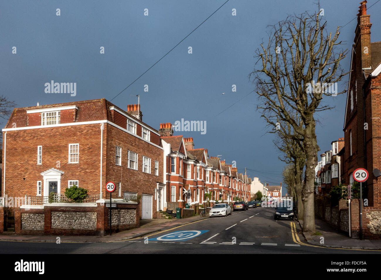 Nuvole temporalesche su una normale, suburbana street a Brighton. Foto Stock