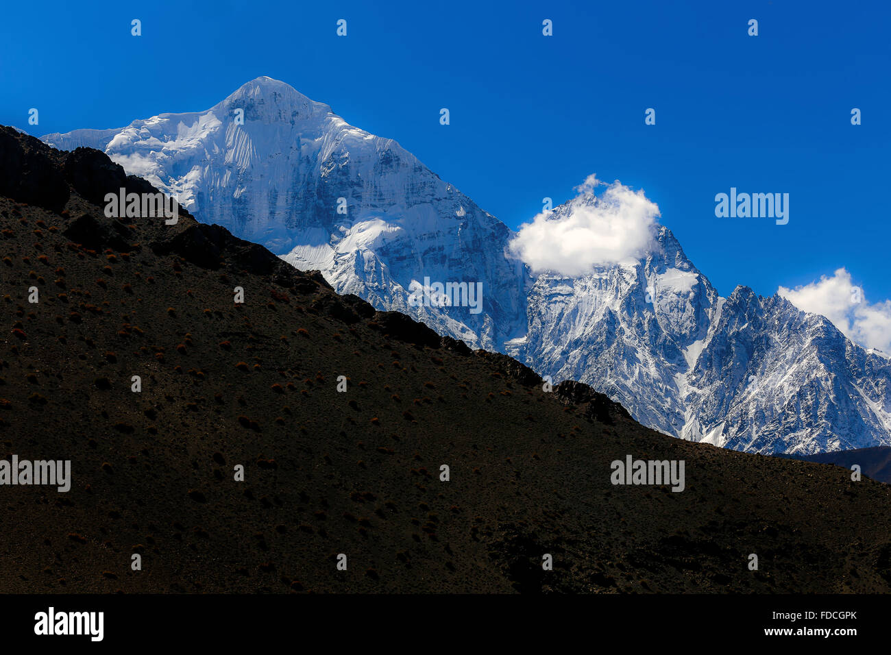 Vista di Nilgiri Himal, Mustang, Nepal. Foto Stock