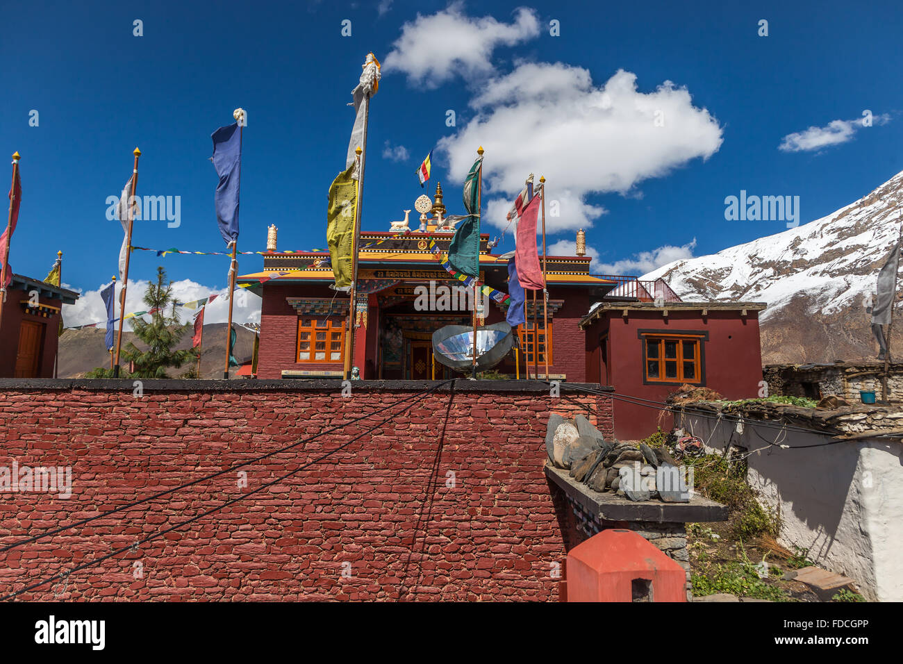 Ruota di Dharma e cervi scultura sul monastero di Muktinath, Nepal. Foto Stock