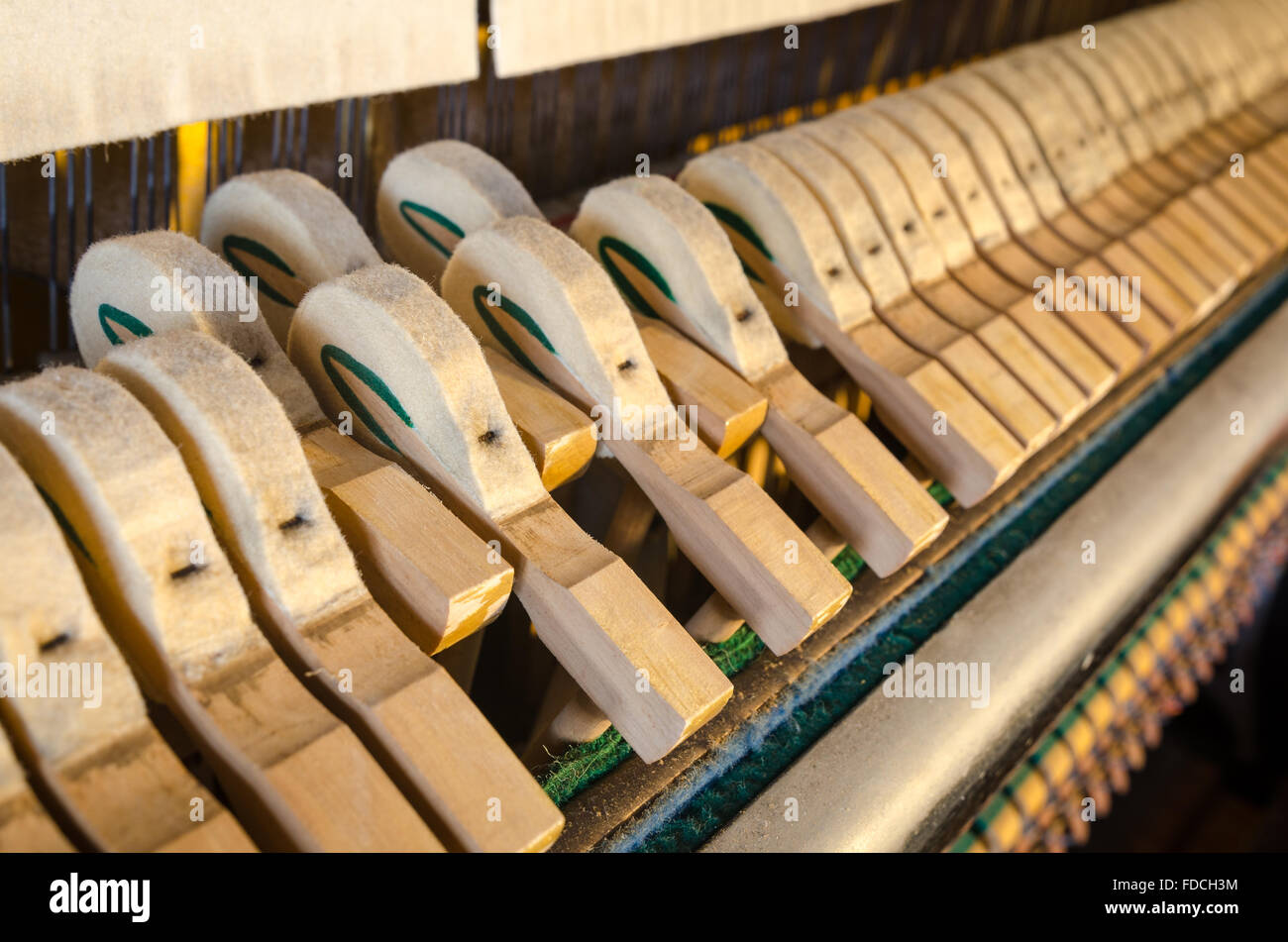 Pianoforte Verticale dettaglio martelli Foto Stock