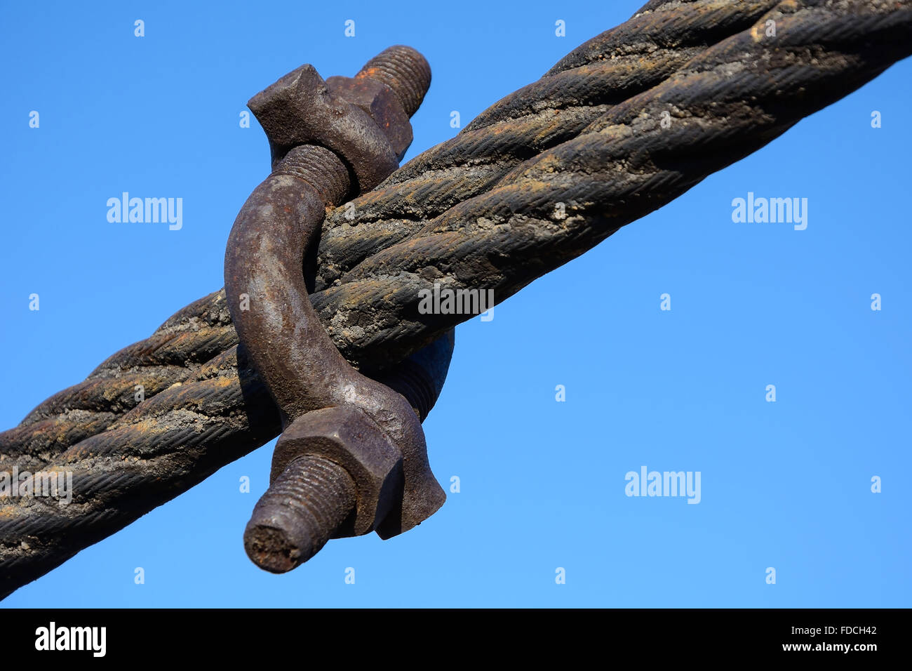 Dettaglio di un vecchio piede di sospensione ponte che attraversa il fiume Chebula nel villaggio di Verkh-Chebula, Kemerovo Regione, Siberia Foto Stock