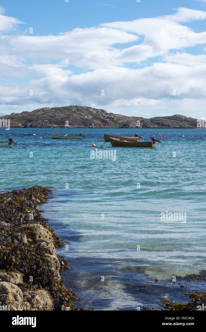 Piccola barca nel suono di Mull, girato a bassa marea da Baile Mor beach sull'Isola di Iona guardando verso l'Isle of Mull Foto Stock