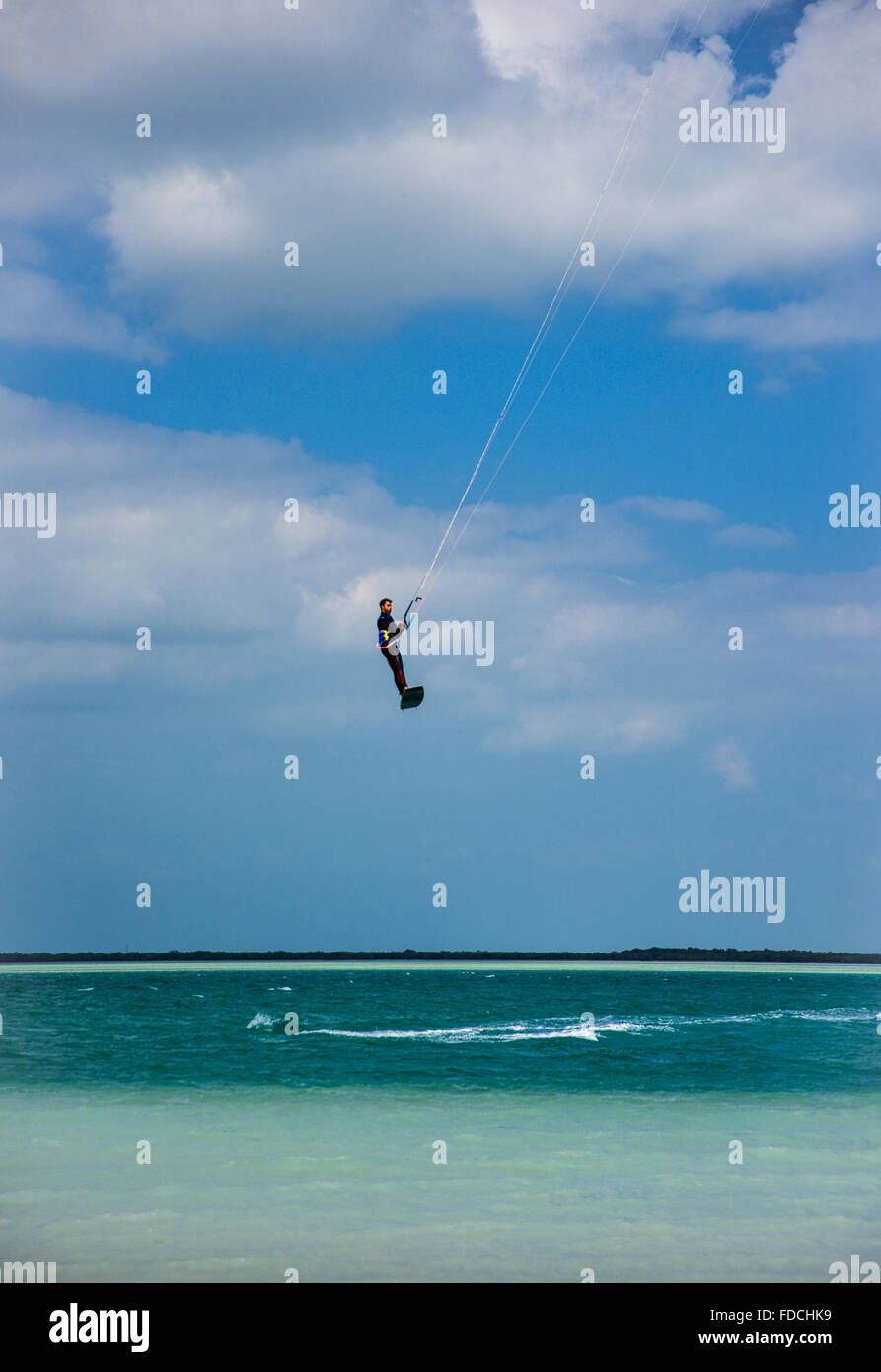 Kite surfer battenti, Abu Dhabi Foto Stock