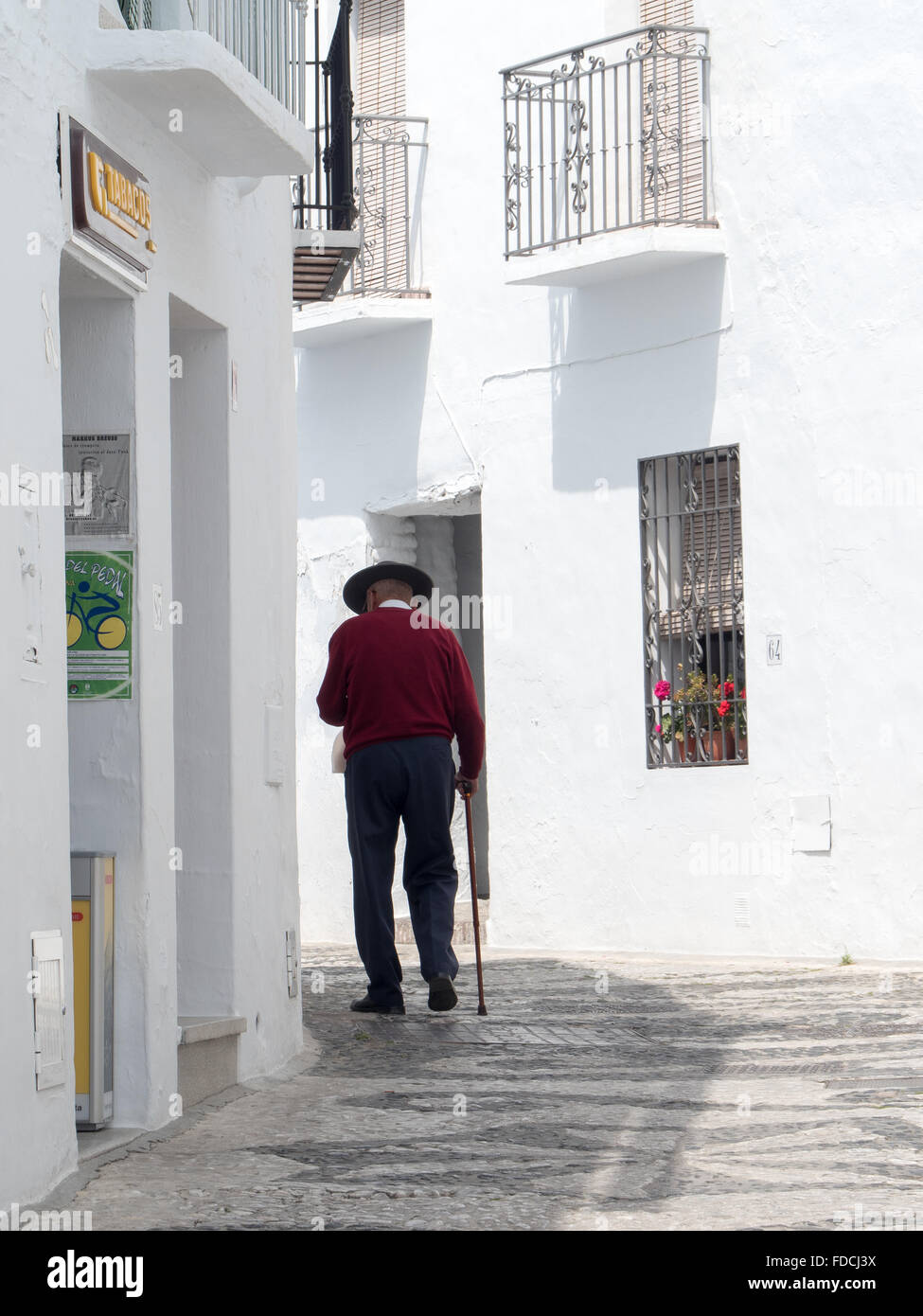 Lo spagnolo uomo a camminare, Frigiliana una città bianca vicino a Nerja, Costa del Sol, Andalusia, Spagna Foto Stock