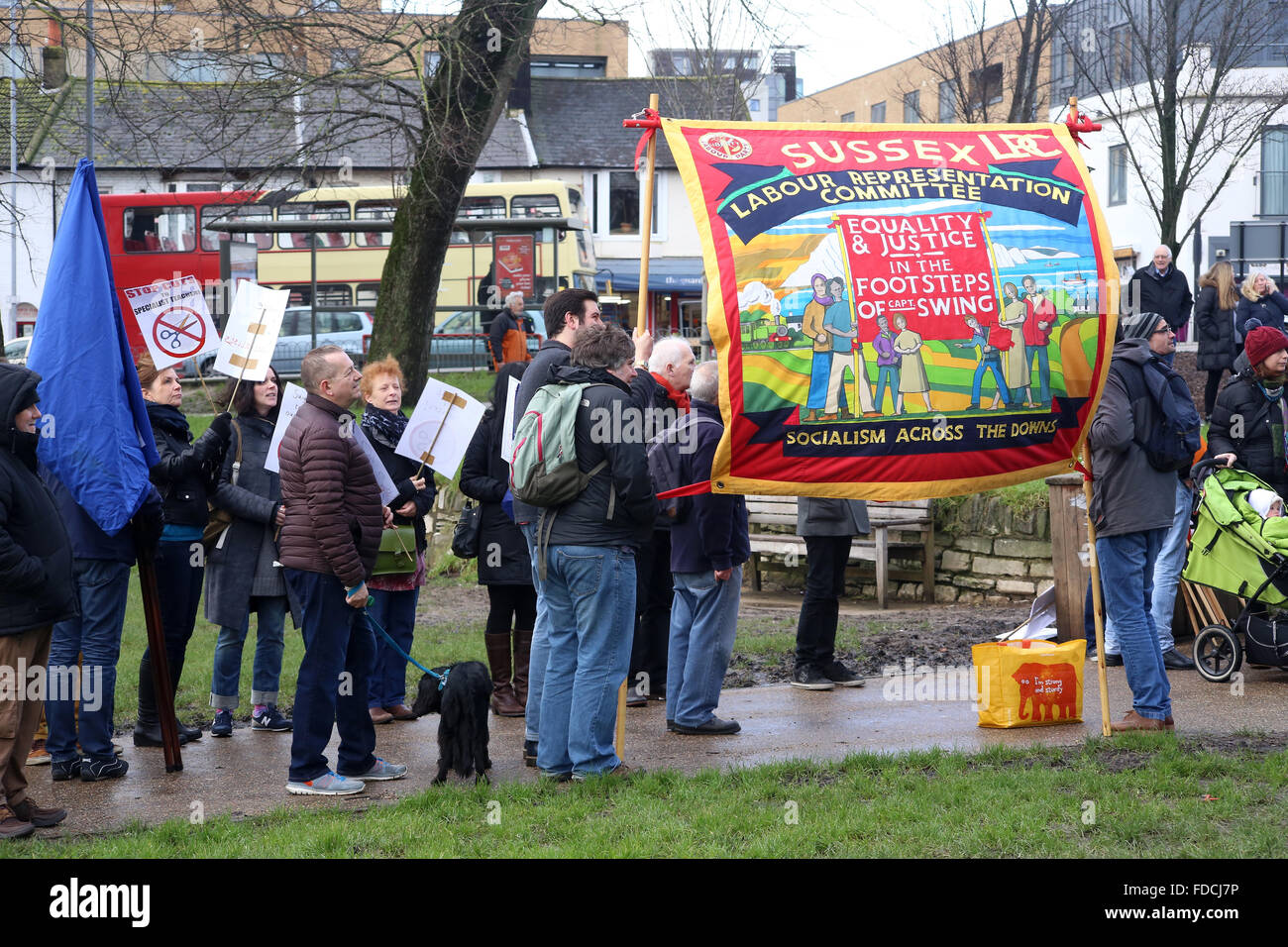 Brighton, Regno Unito. 30 gen, 2016. Gli attivisti marzo a Brighton, Regno Unito in segno di protesta contro i tagli previsti per servizi pubblici. Il mese di marzo è stata organizzata da Brighton & Hove unisono e Brighton & Hove Artigianato Consiglio. Come risultato delle riduzioni previste per essere esaminata dal Consiglio di Brighton, Brighton e Hove Artigianato Consiglio. Credito: Richard Avis/Alamy Live News Foto Stock