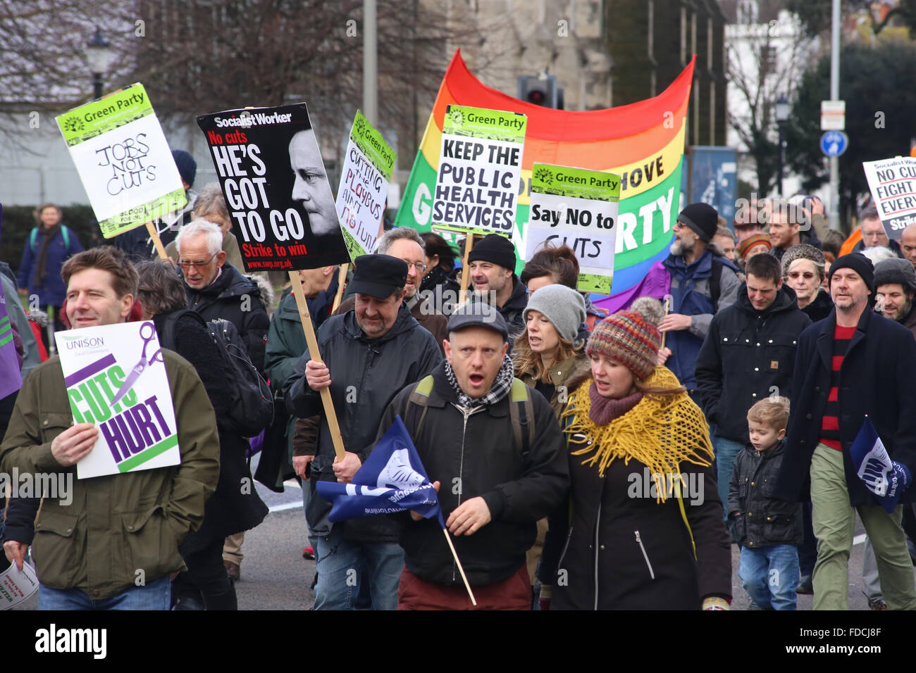 Brighton, Regno Unito. 30 gen, 2016. Gli attivisti marzo a Brighton, Regno Unito in segno di protesta contro i tagli previsti per servizi pubblici. Il mese di marzo è stata organizzata da Brighton & Hove unisono e Brighton & Hove Artigianato Consiglio. Come risultato delle riduzioni previste per essere esaminata dal Consiglio di Brighton, Brighton e Hove Artigianato Consiglio. Credito: Richard Avis/Alamy Live News Foto Stock