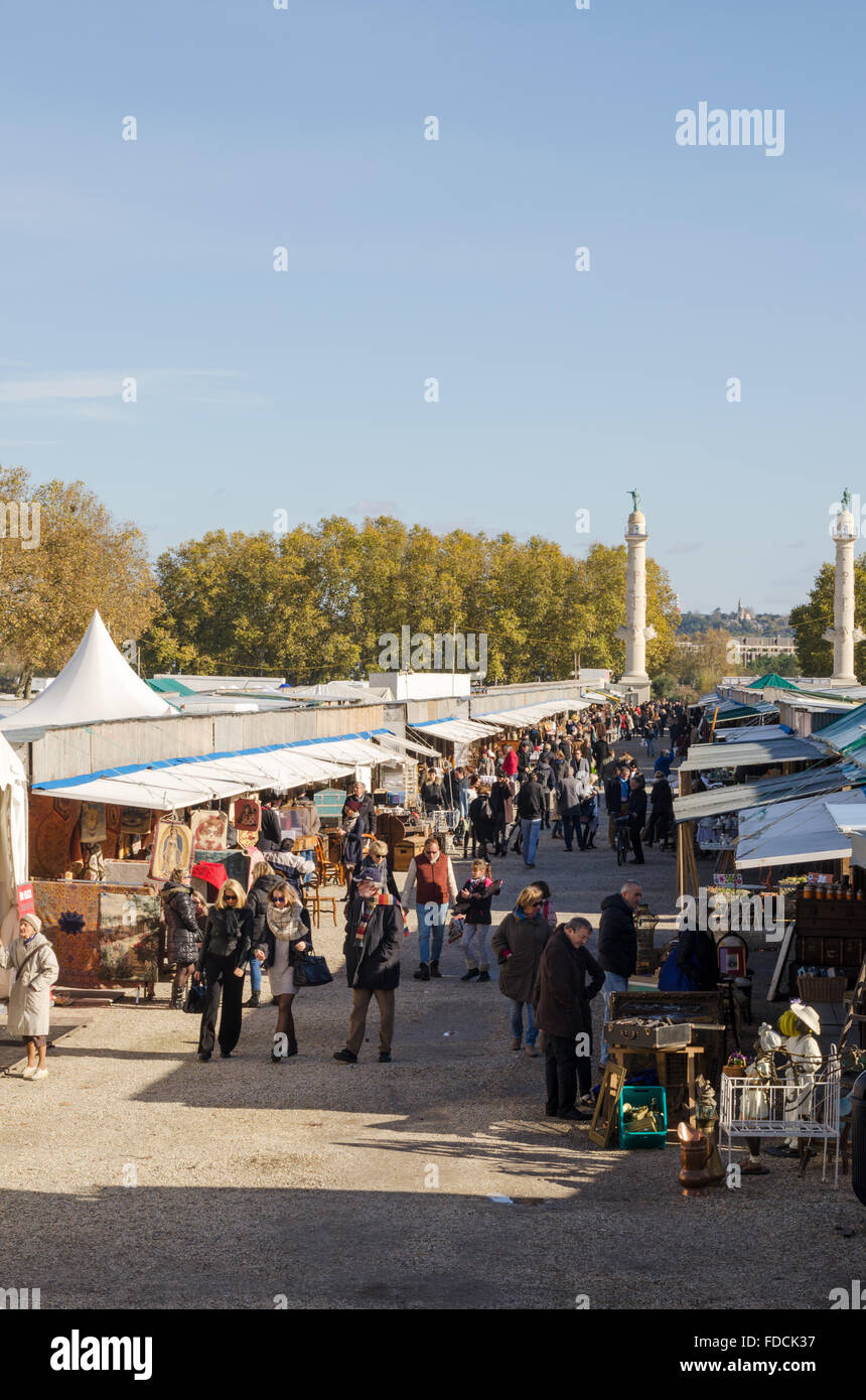 Vivace antichi visitatori/ mercato delle pulci,Esplanade des Quinconces, le doppie colonne con le statue di Montaigne e di Montesquieu Foto Stock