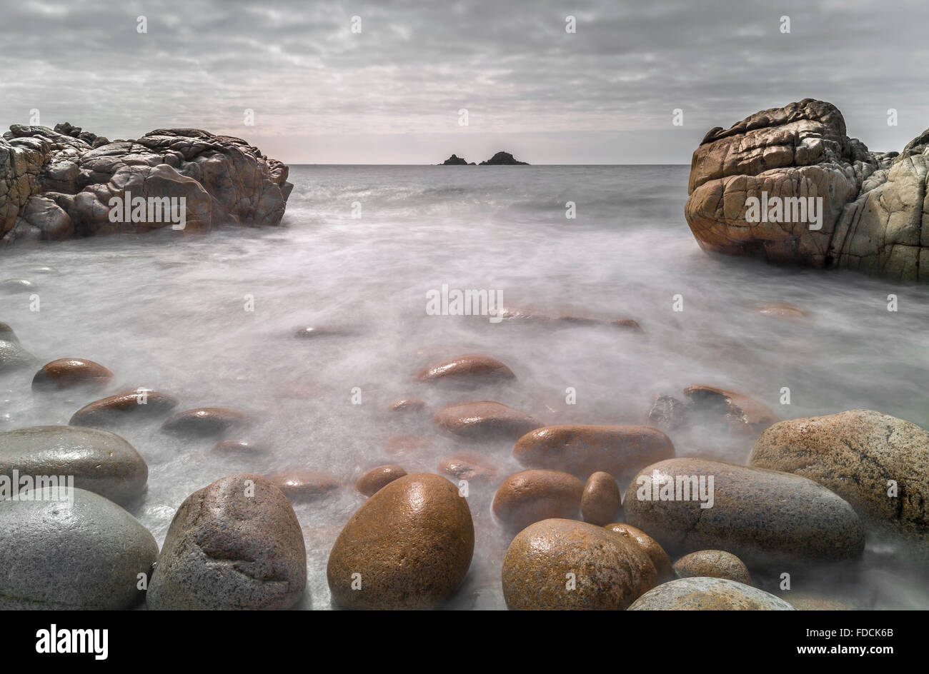 Rocce e massi, Porth Nanven, Cornwall Foto Stock
