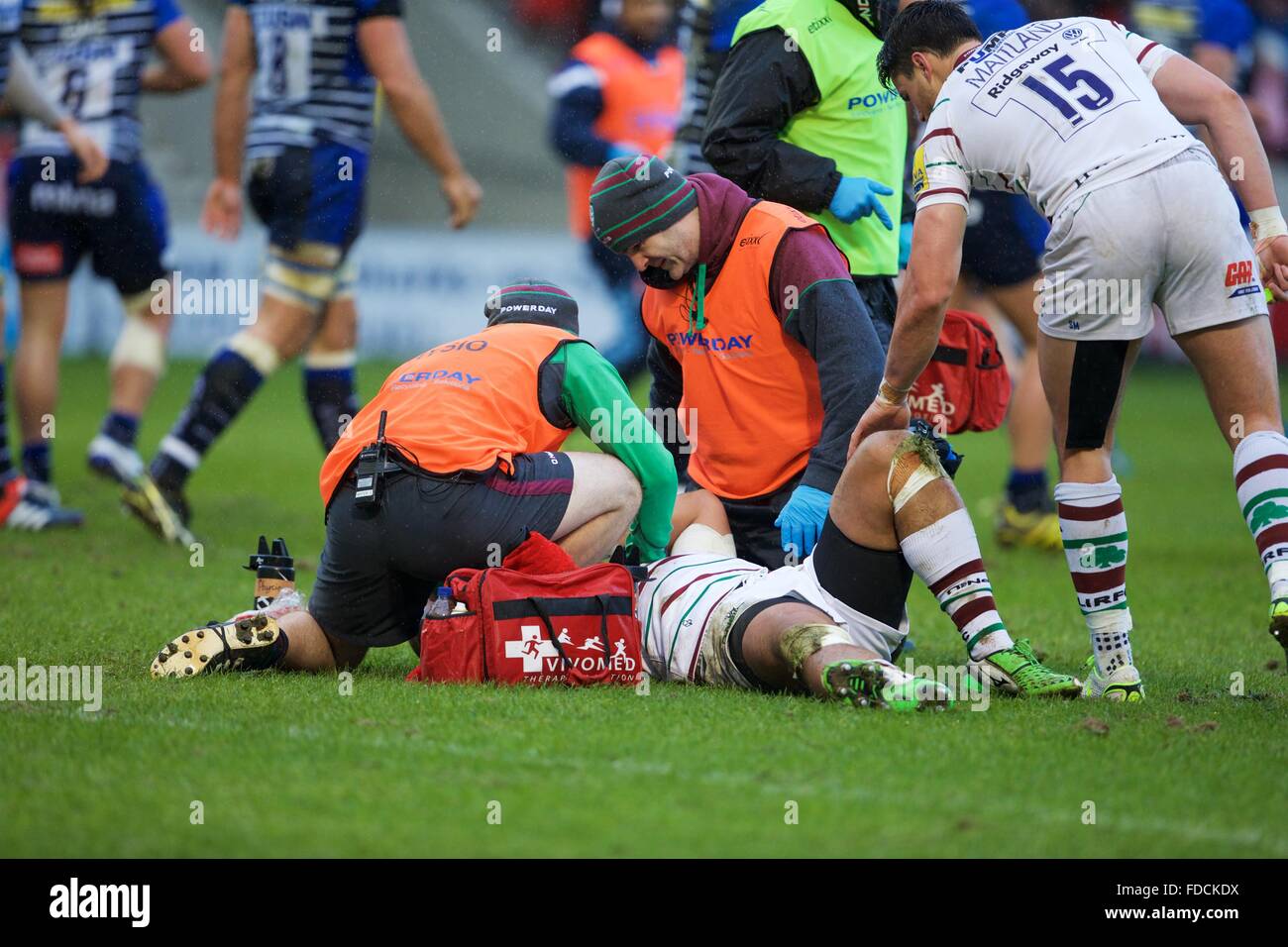 AJ Bell Stadium, Salford, Regno Unito. 30 gen, 2016. Aviva Premiership. Vendita squali contro London Irish. Londra Centro irlandese Asaeli Tikoirotuma riceve pregiudizio trattamento. Credito: Azione Sport Plus/Alamy Live News Foto Stock