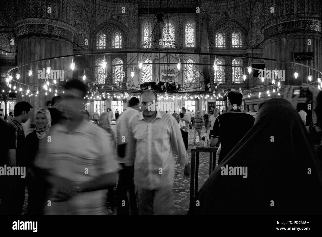 ISTANBUL - 6 settembre: le donne non identificato seduta su walksways di un vecchio quartiere, Istanbul, Turchia il 6 settembre 2009 Foto Stock